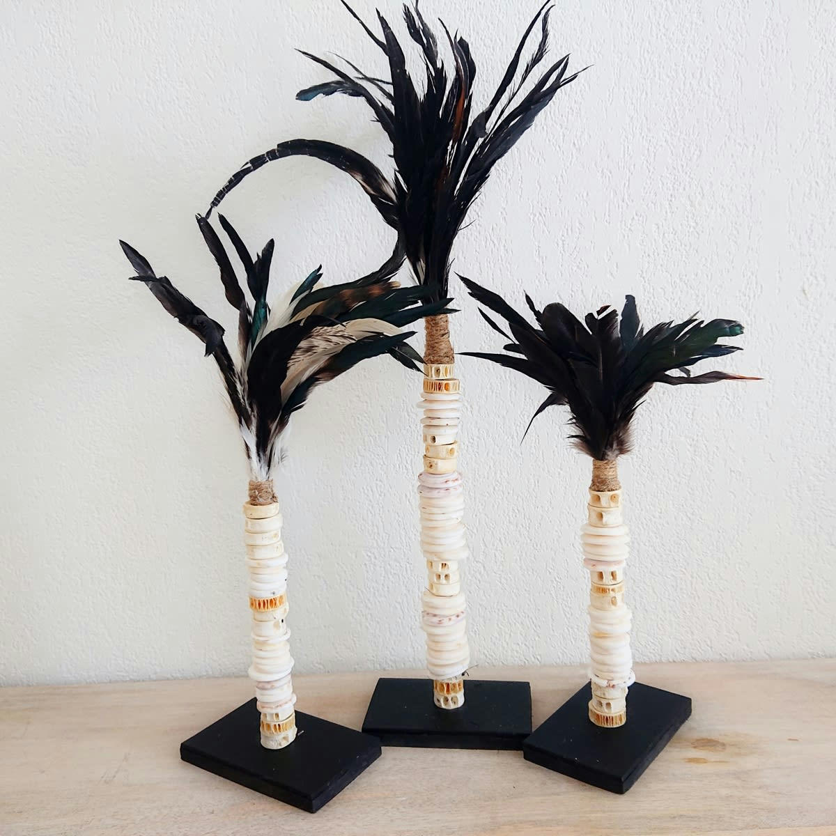 - Statue en coquillages et plumes H30 cm