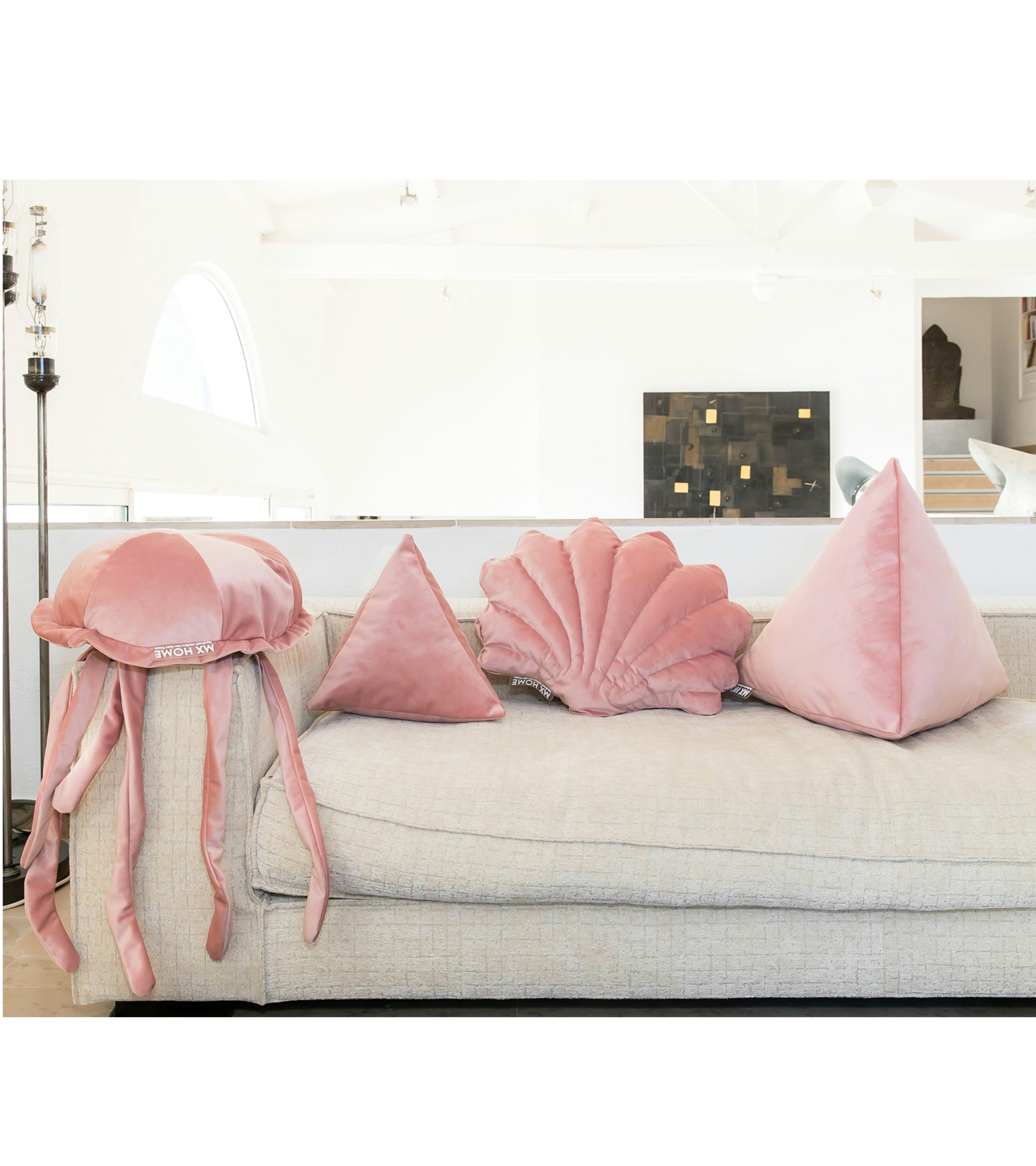 - Coussin méduse en velours rose poudré