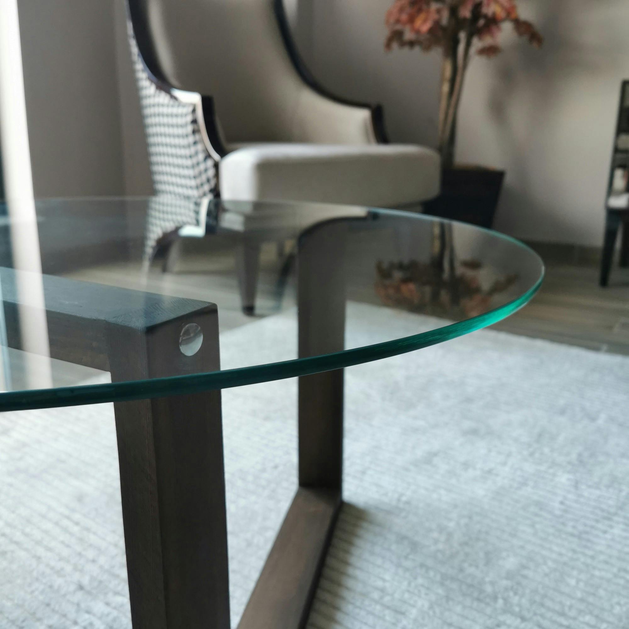 Table basse ronde en verre - pied labyrinthe ANZIO