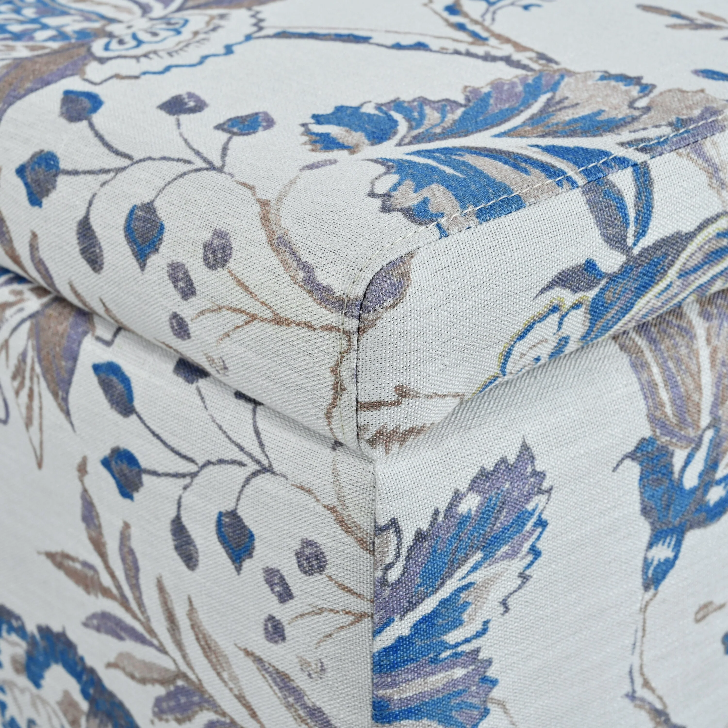 Luxury Storage Ottoman Comfortable choice, multiple functions, classic design