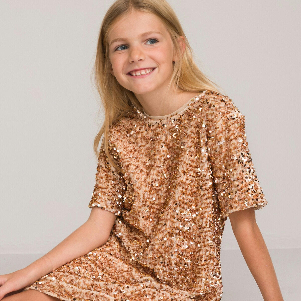 Robe à manches courtes et à sequins