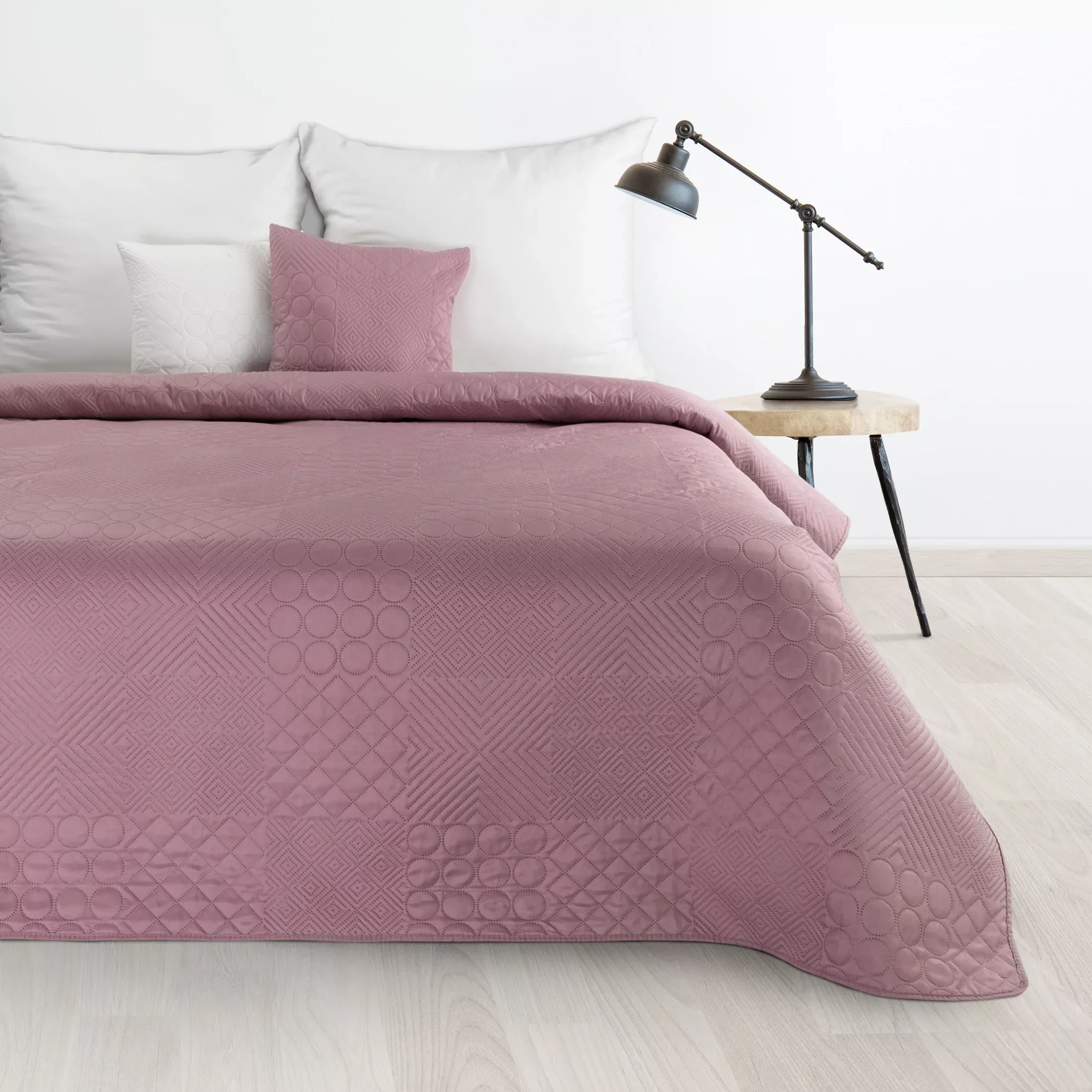 Narzuta różowa 170x210 cm z patchworkowym motywem wytłaczanym techniką hot press BONI 5 Design 91