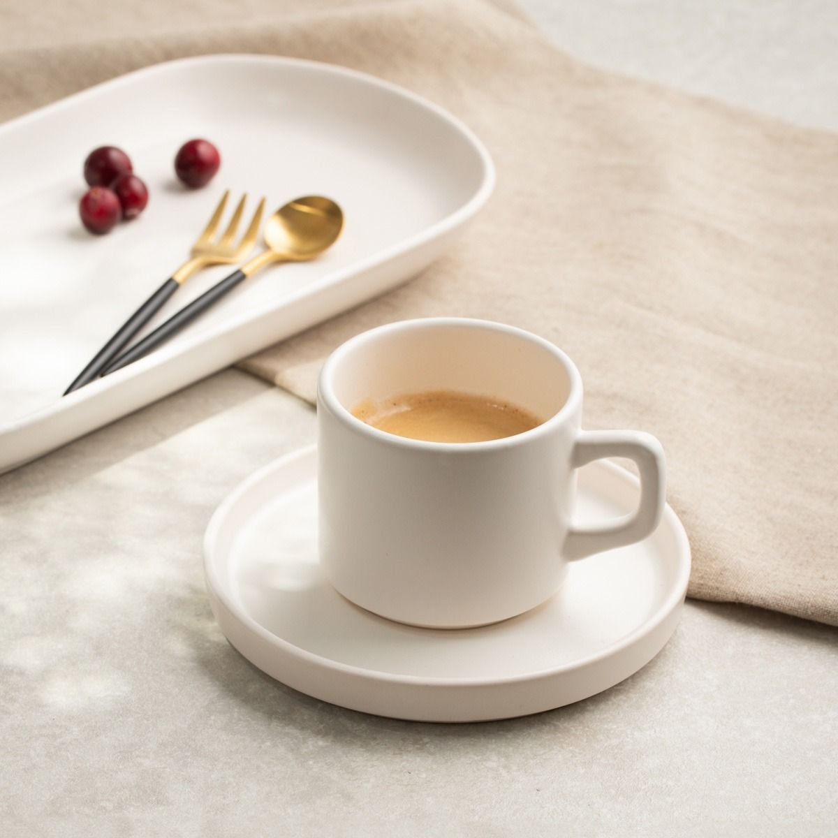 Filiżanka ze spodkiem FAMELIO biała 0,2 l