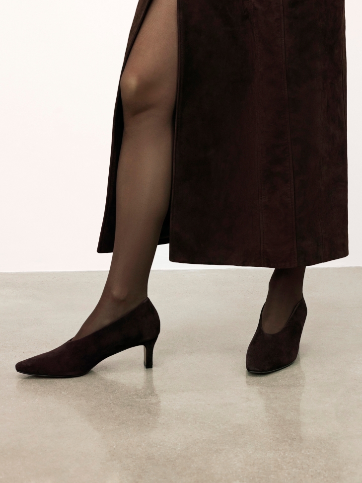 Retro style suede pumps