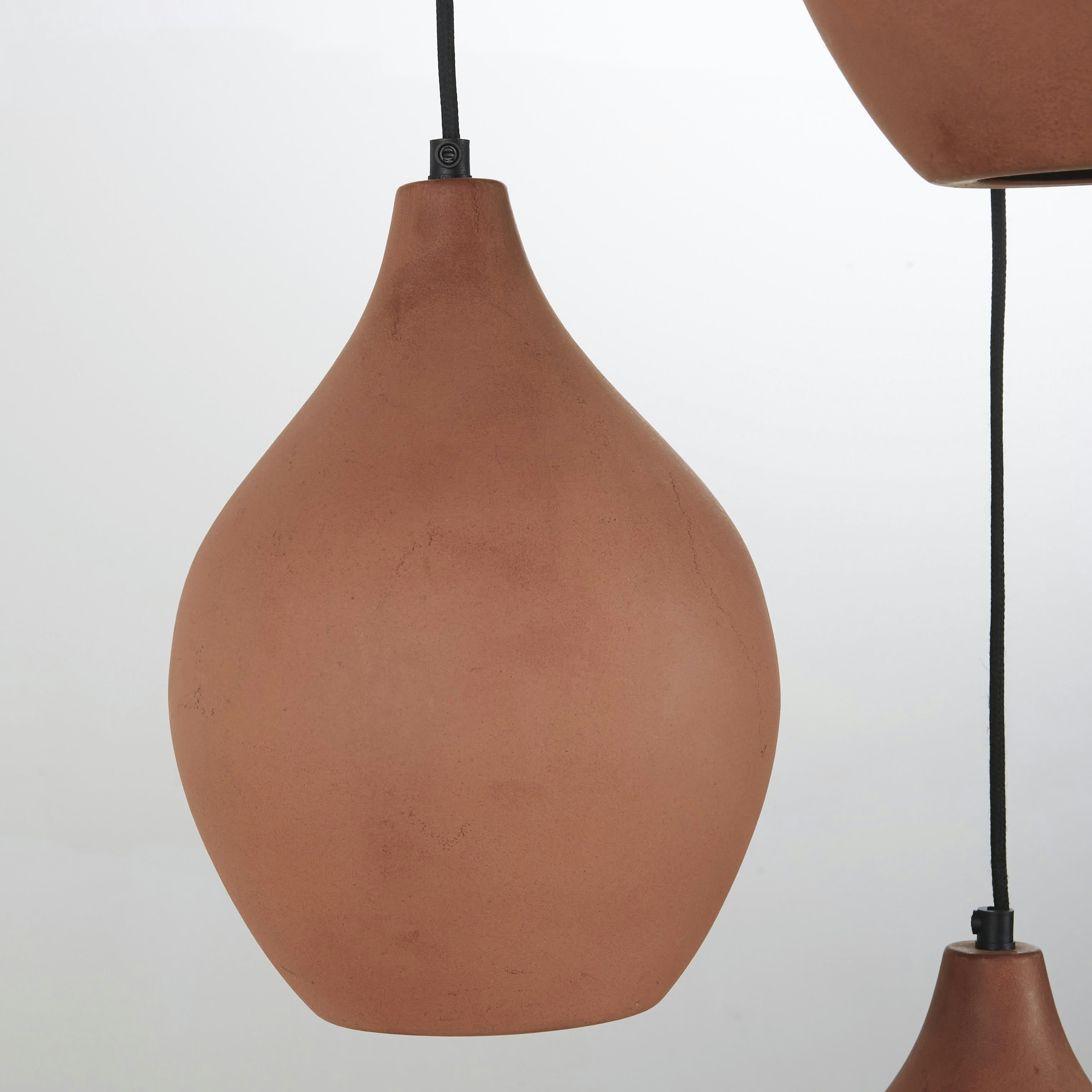 ASSIMA - Suspension grappe en métal noir 3 abat-jours en terre cuite