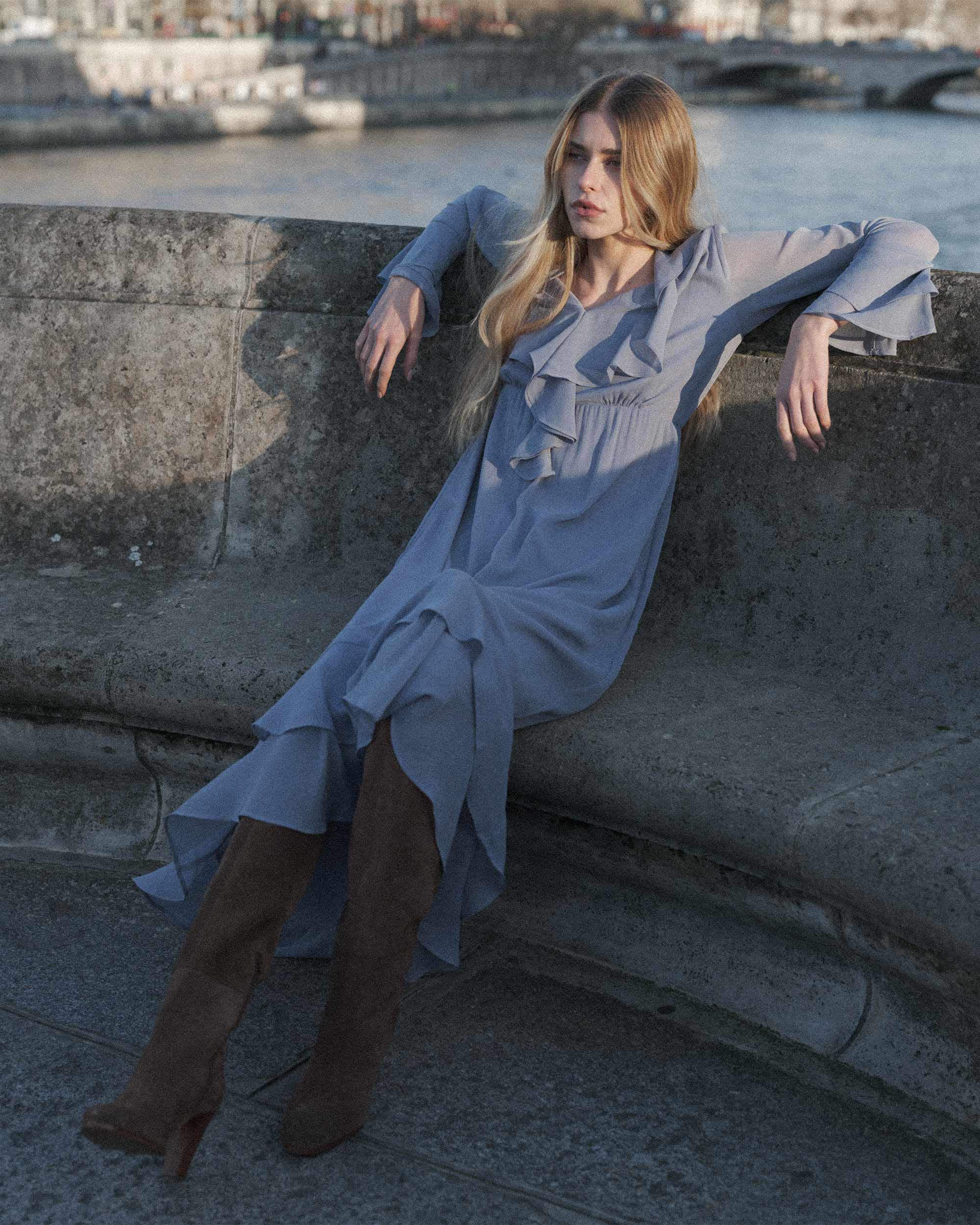 Robe Aérienne longue à volants bleuet Samira