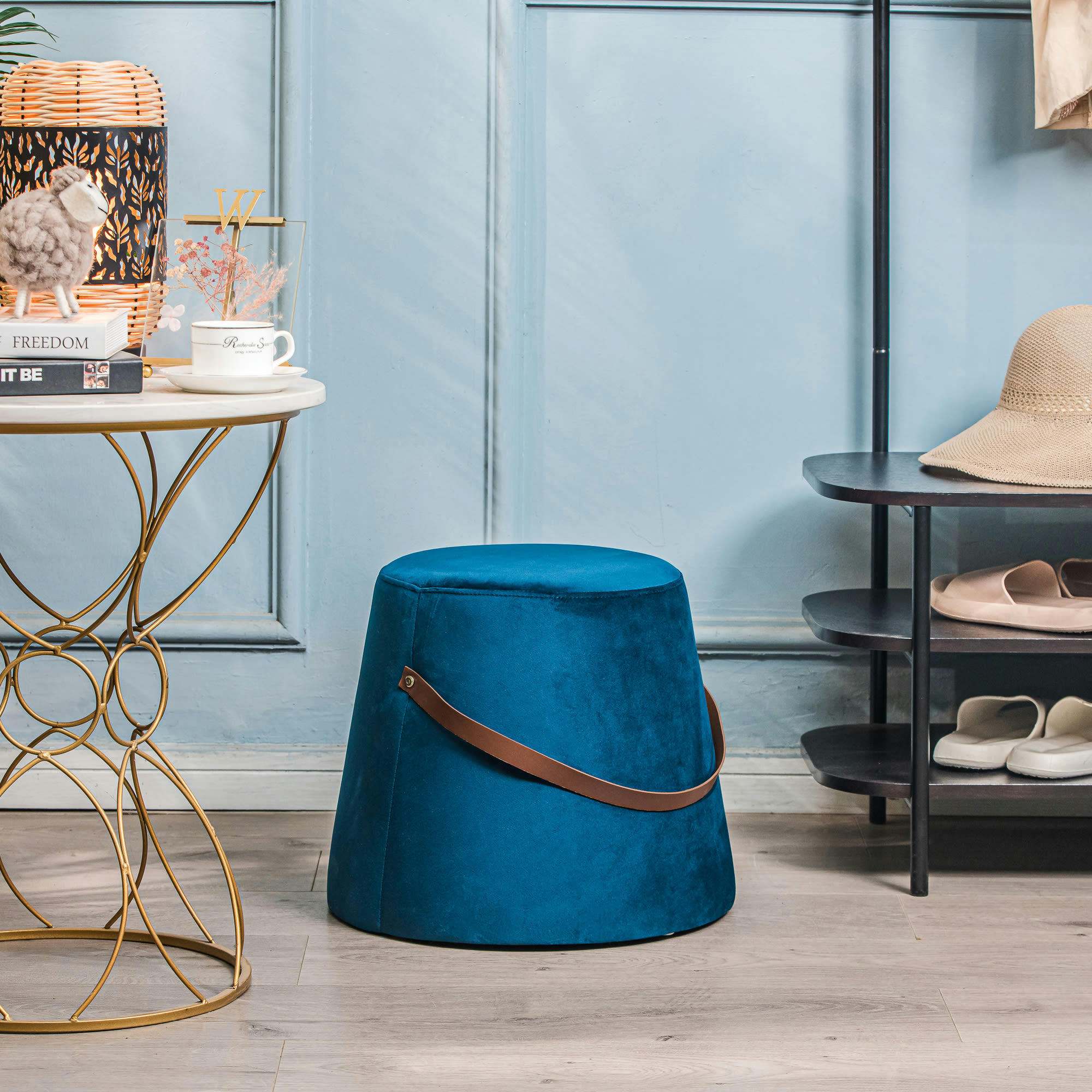 - Pouf en velours bleu avec corde