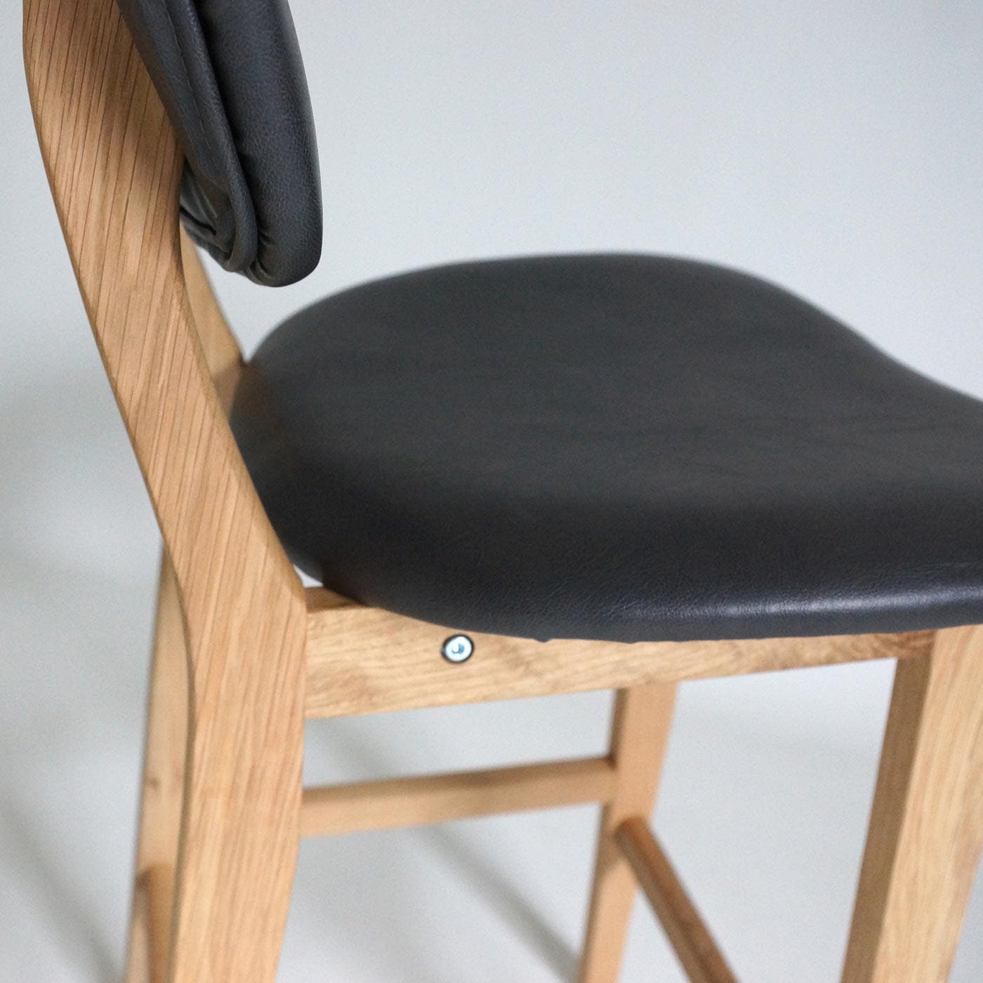 Essence Wood houten barkruk met kunstleren zitting - 65 cm