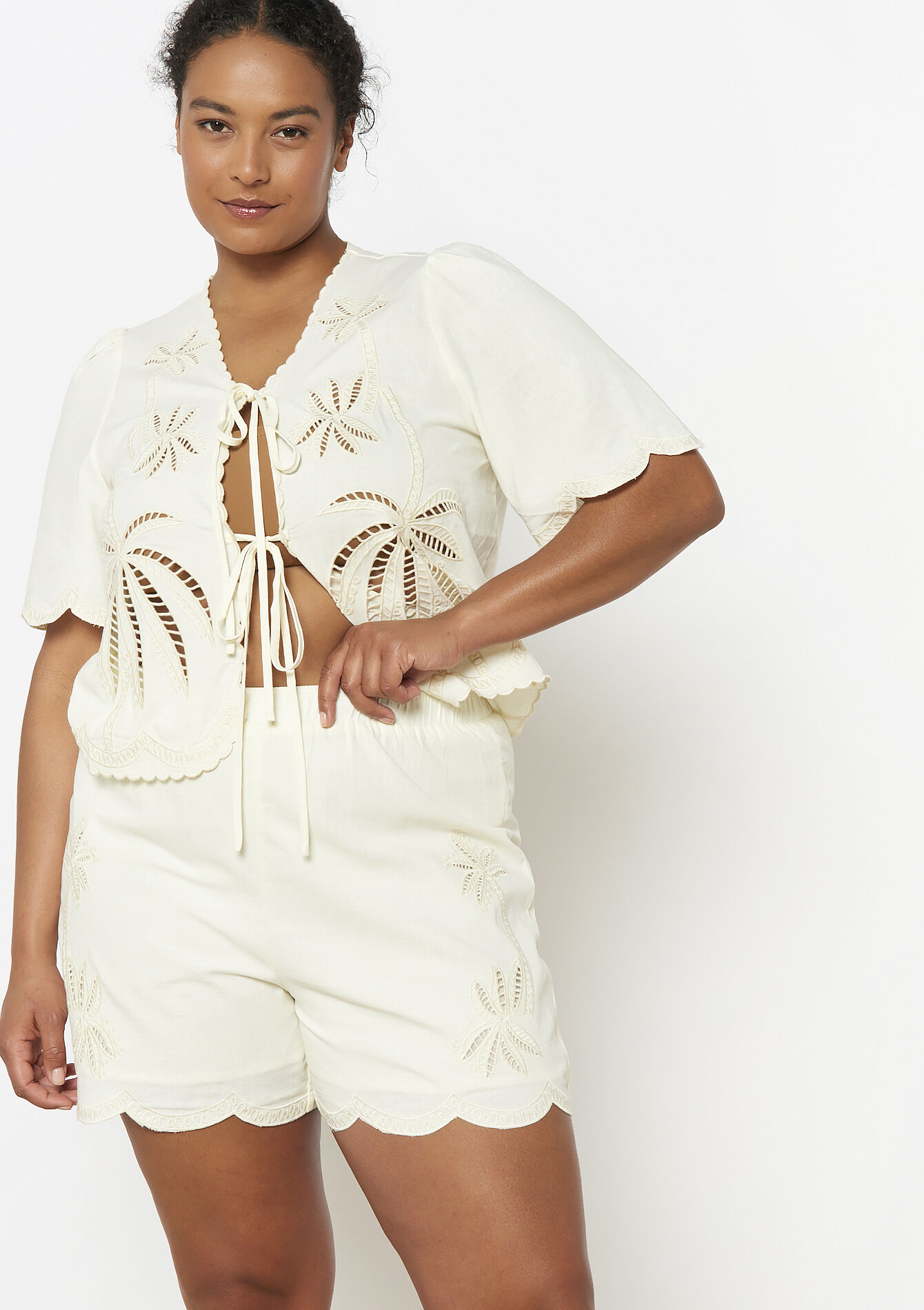 Broderieshort met opengewerkte details