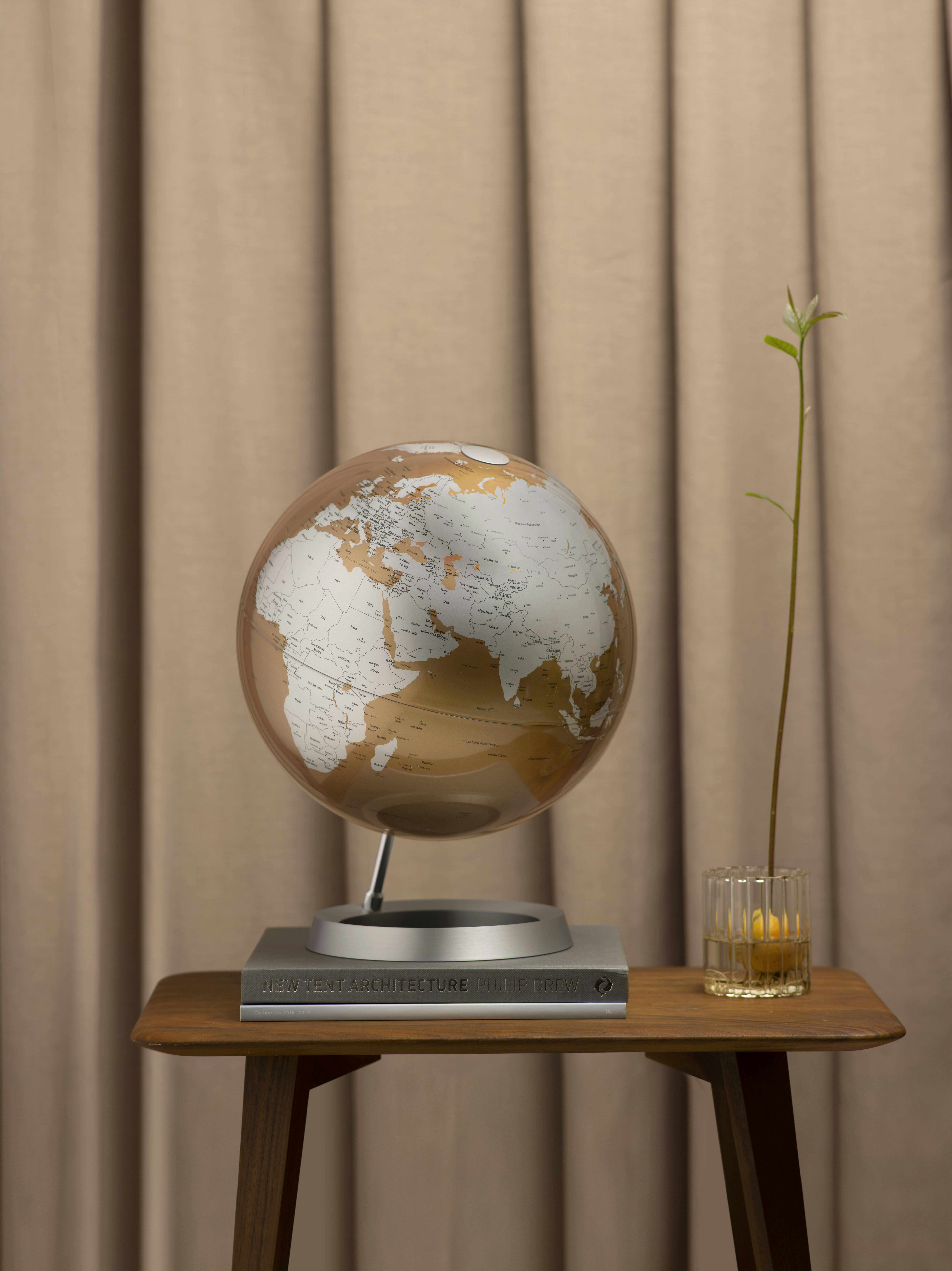 VISION ALMOND - Globe terrestre de design 30 cm  textes en anglais