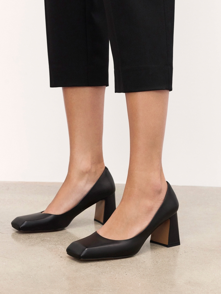 Patent leather pumps with square toes