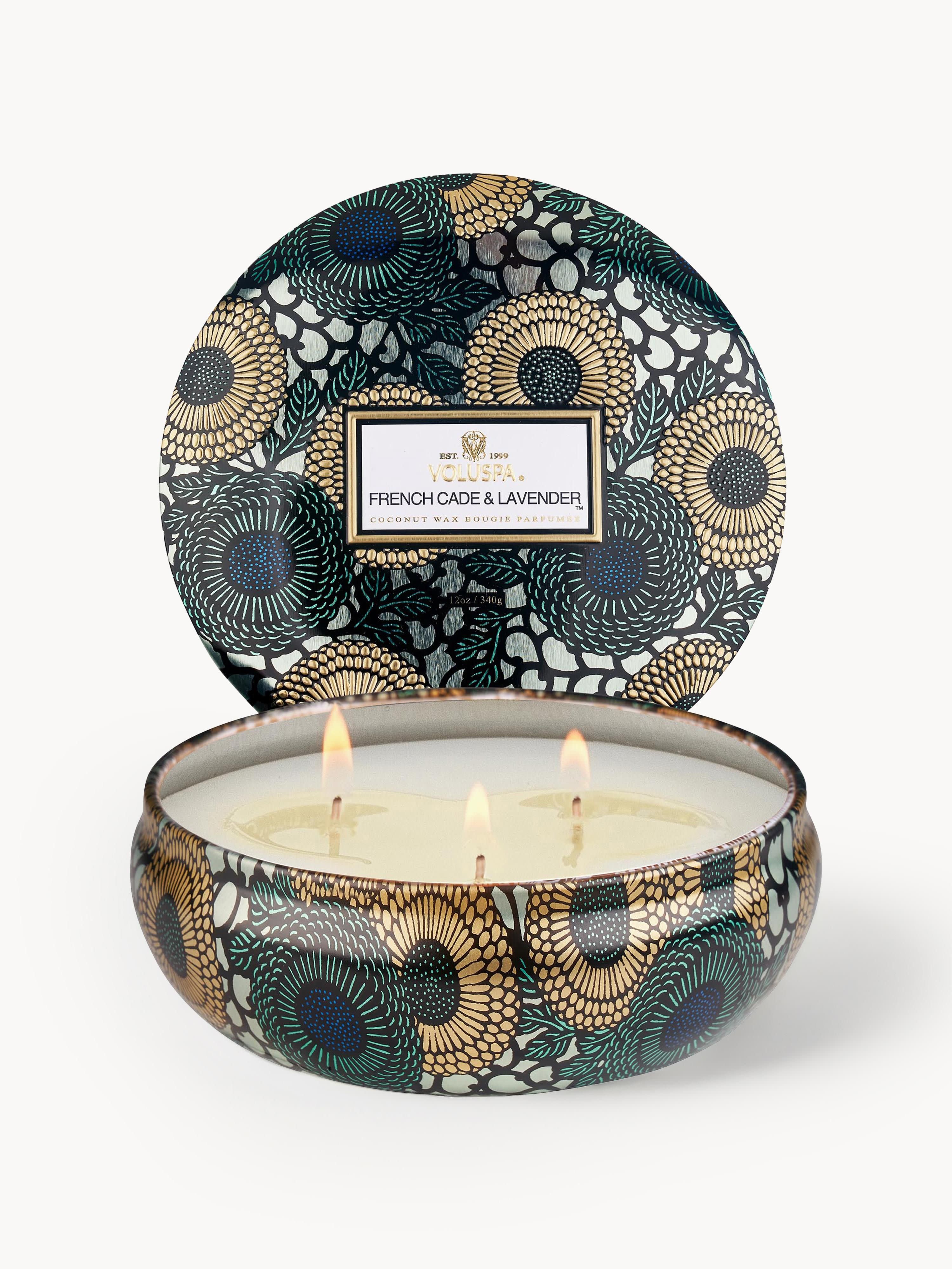 Handgefertigte Dreidocht-Duftkerze Japonica Collection (Cade-Holz, Eisenkraut & Lavendel)
