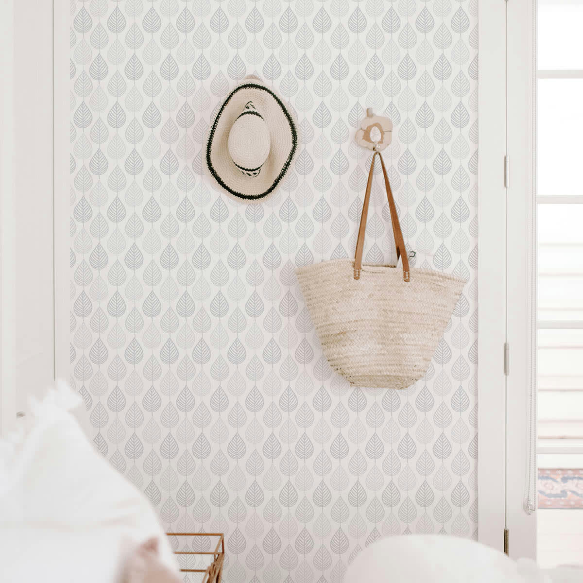 LEAVES - Papier peint vinyle adhésif feuilles gris cendré 50x300 cm