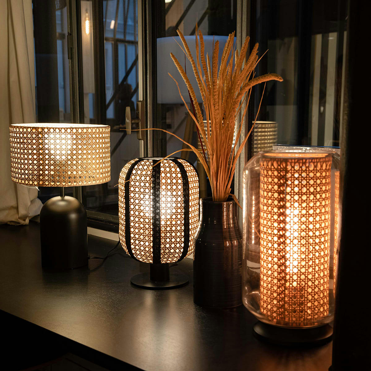 NEST - Lampe de table en canage naturel