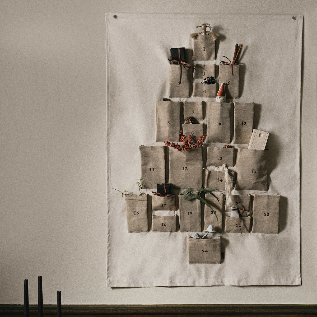 Ferm Living - Pine Adventskalender, 90 x 125 cm, natur