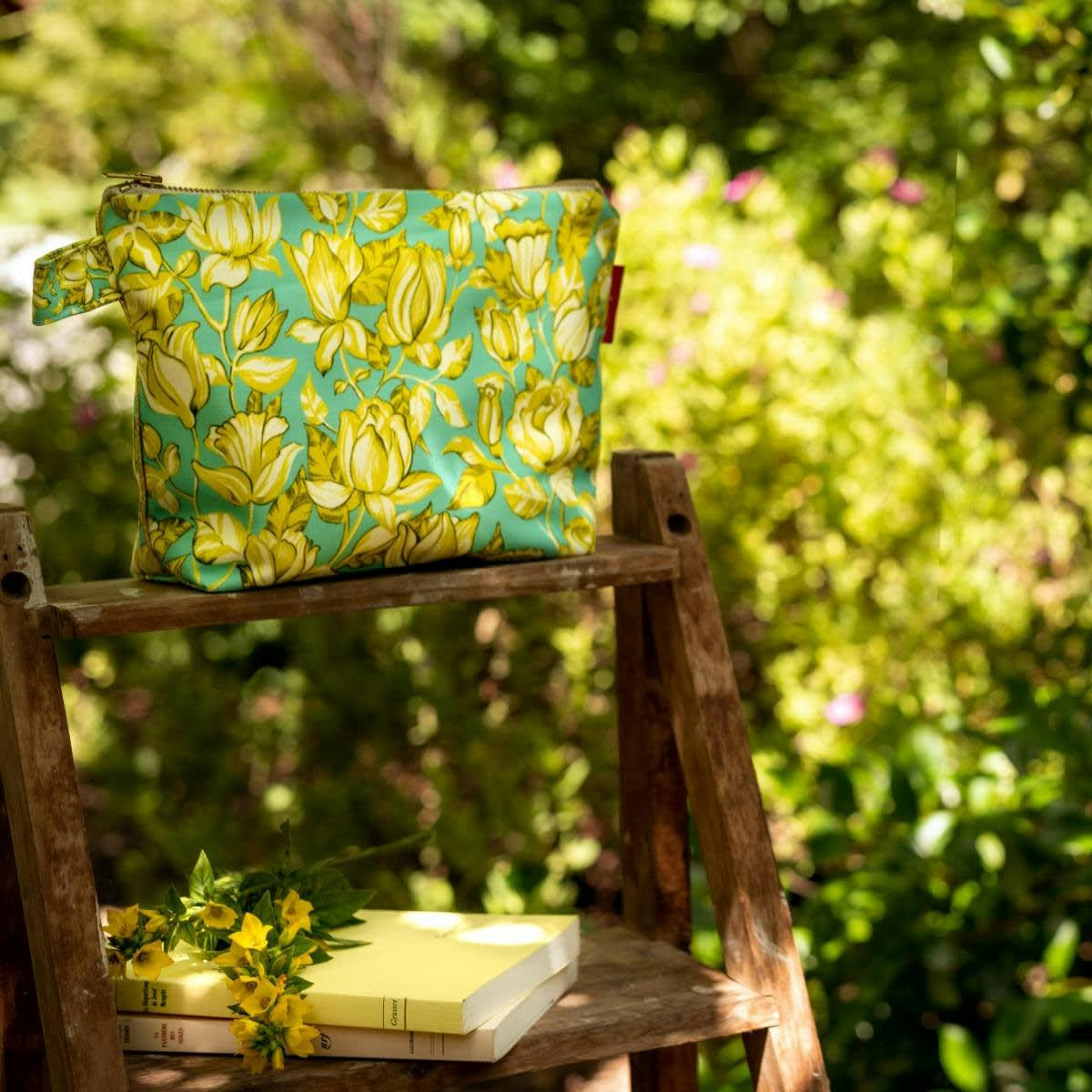 APONI - Pochette en toile outdoor imprimé fleuri turquoise 19x28cm