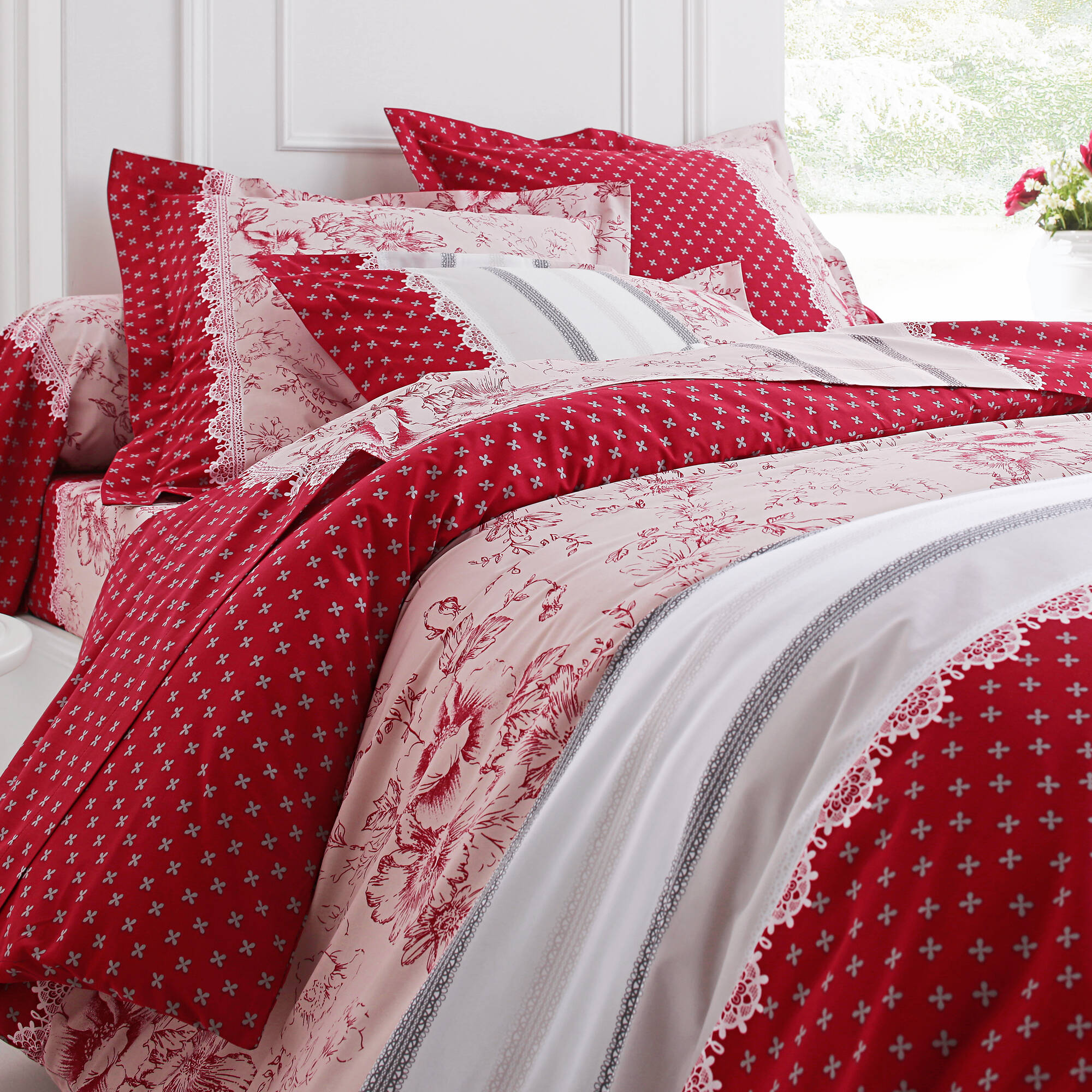 Linge de lit Gabrielle en coton imprimé pois, fleurs et dentelle