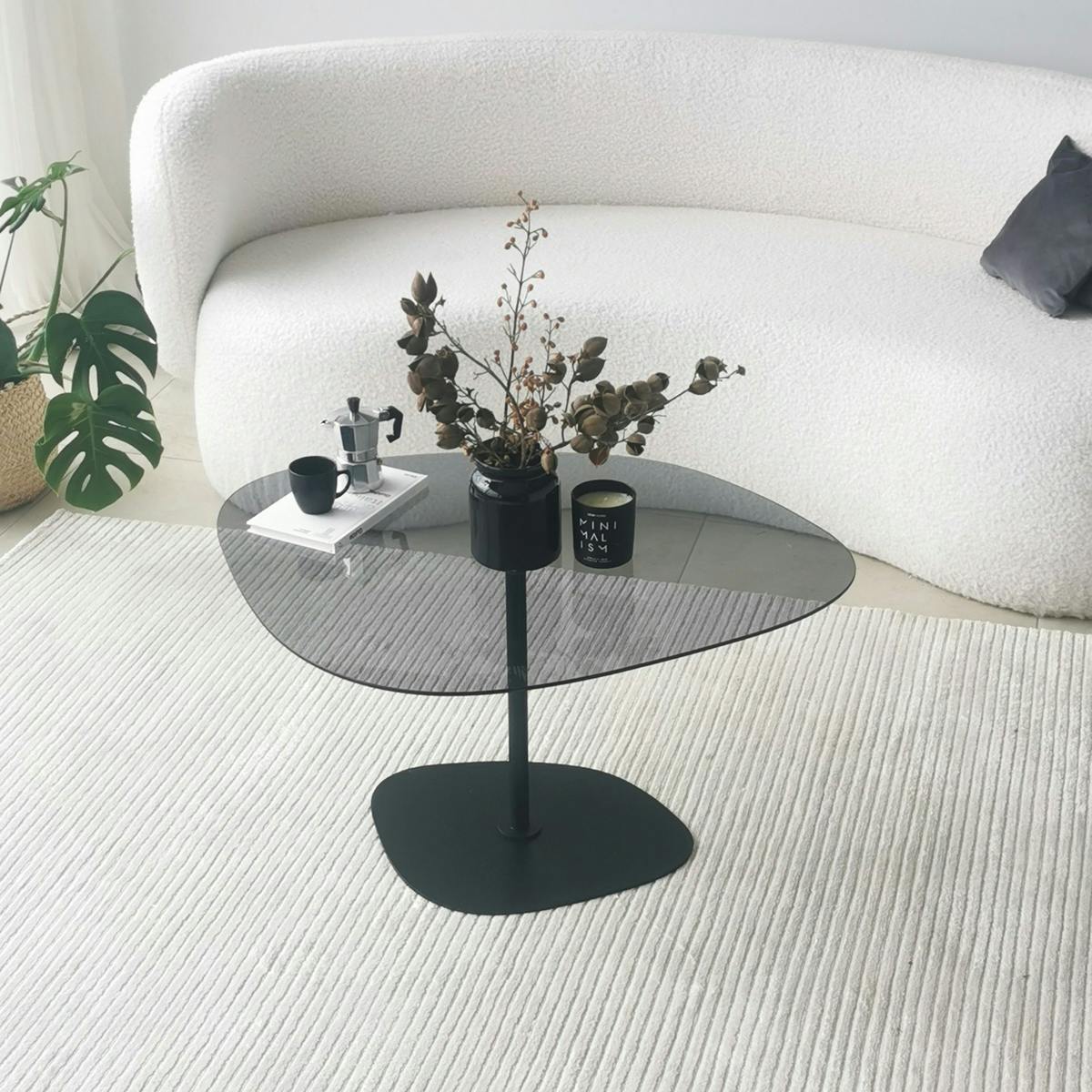 Table basse en verre fumé minimaliste forme galet TULUM