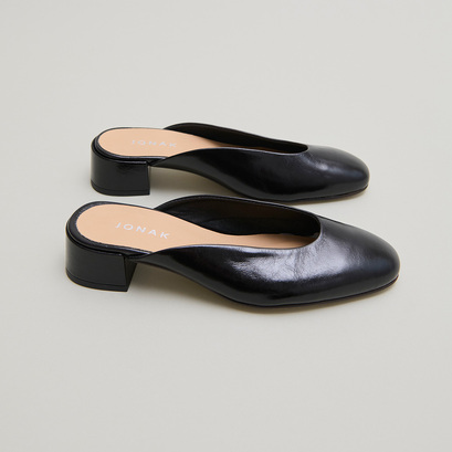 Mules à petits talonsen vernis plissé noir | NINE