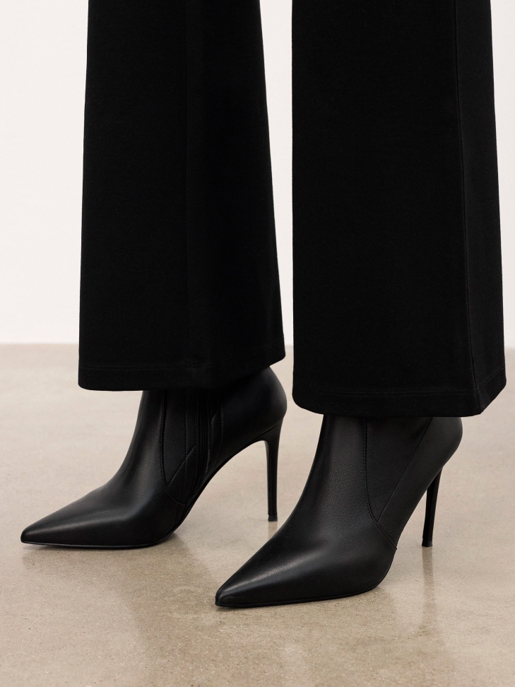 Slender heeled boots with pointed nose