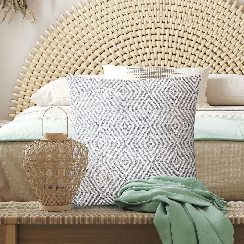 ESCAPADE - Coussin ethnique motif ikat blanc et gris 70x70