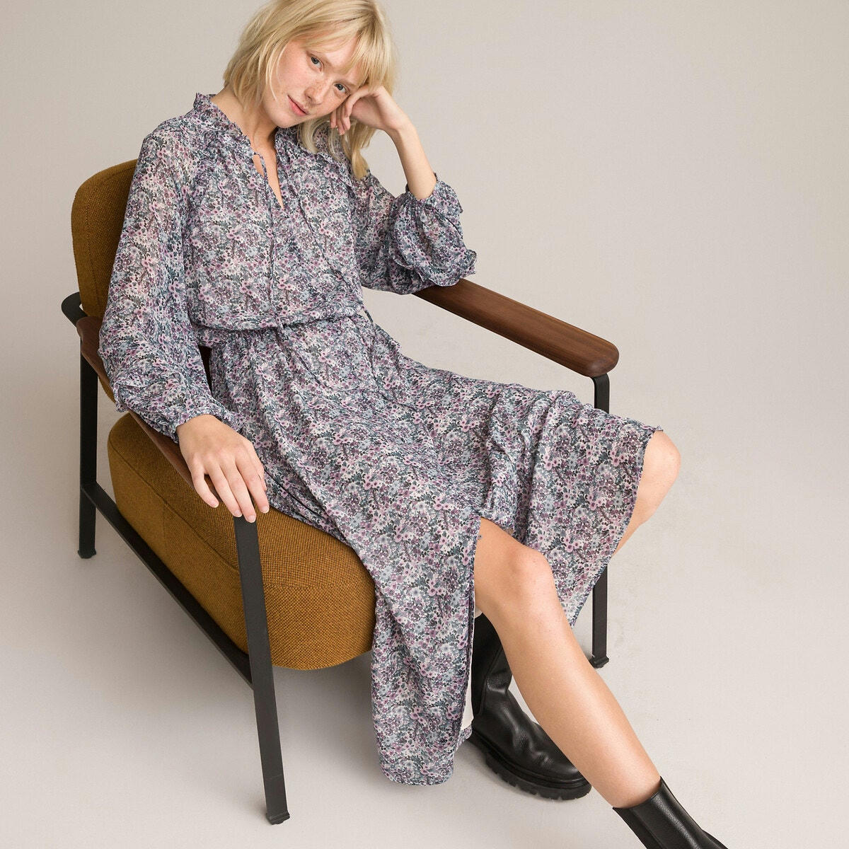 Robe longue col montant, détails volants