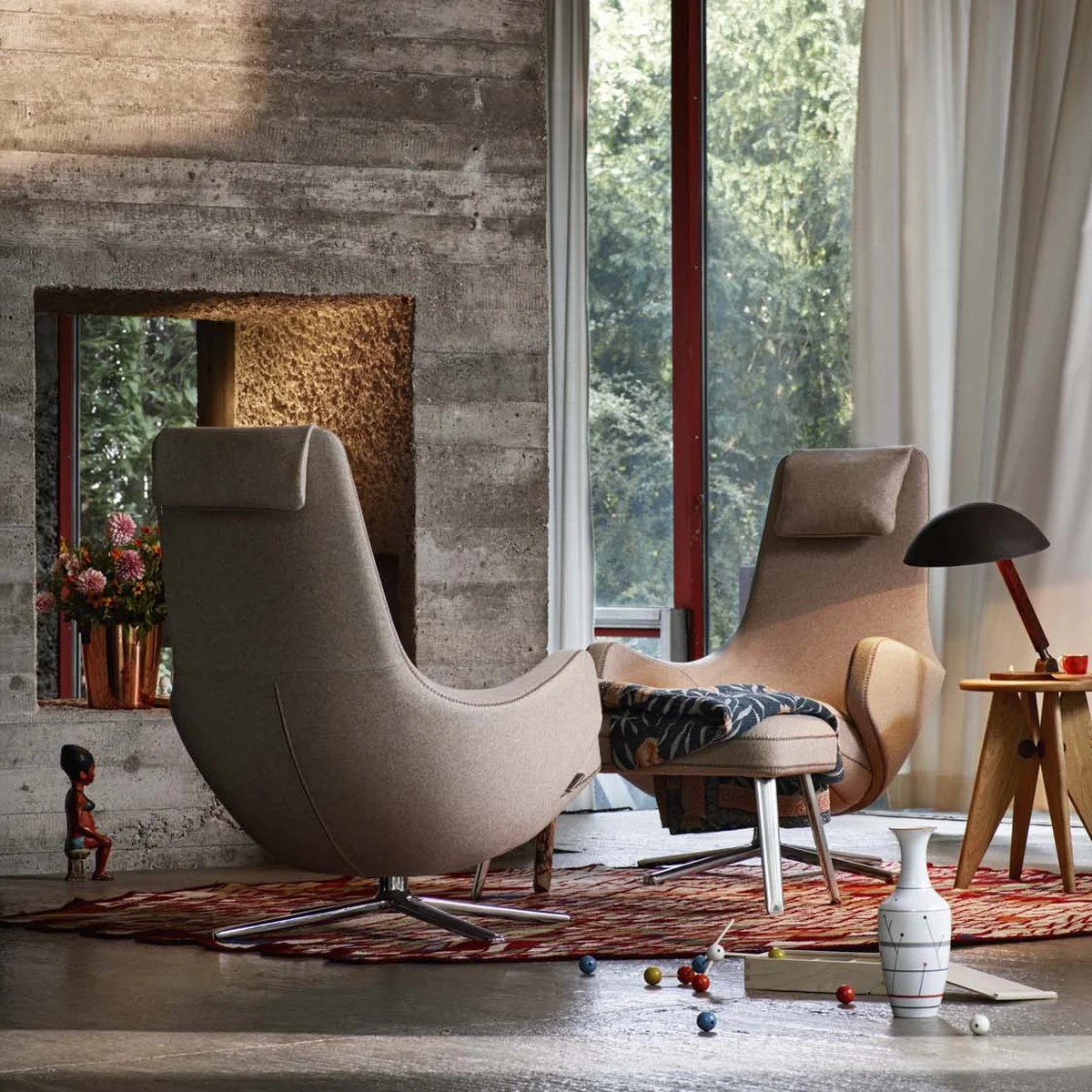 Vitra - Repos Sessel und Ottoman, Leder premium sand, Aluminium poliert (Filzgleiter)