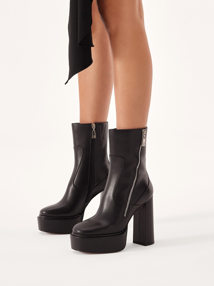 Black boots with high platform and heel