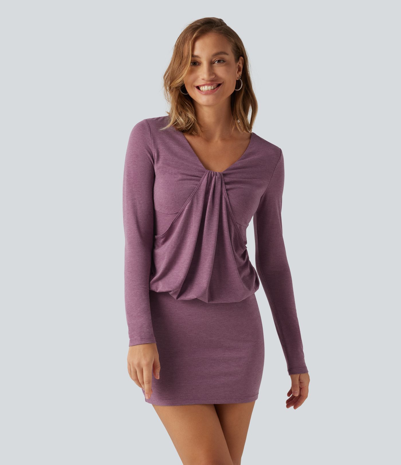 Robe mini de soirée moulante à encolure en V profond, manches longues et fronces