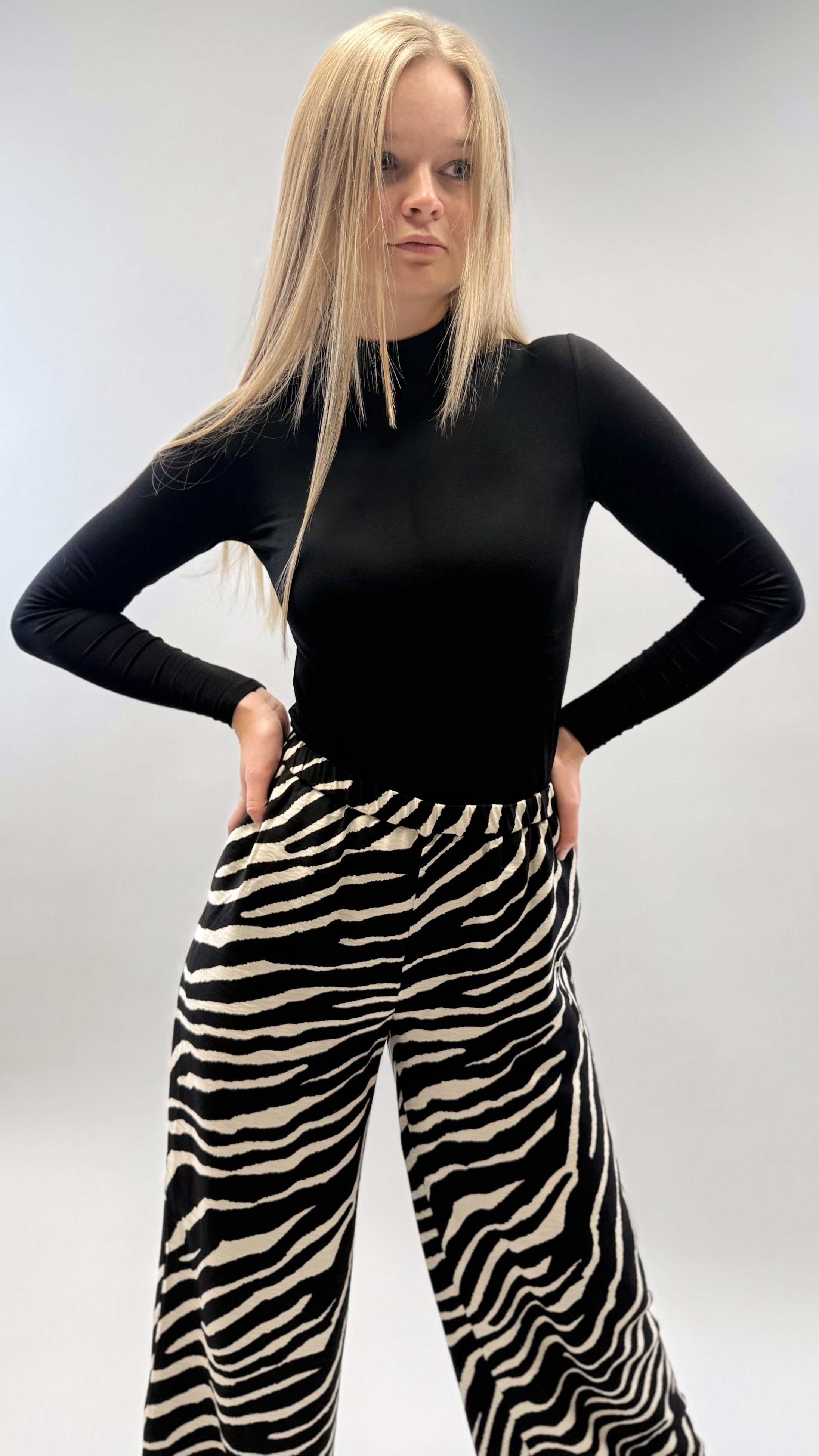 'MARA' LONGSLEEVE MIT STEHKRAGEN SCHWARZ