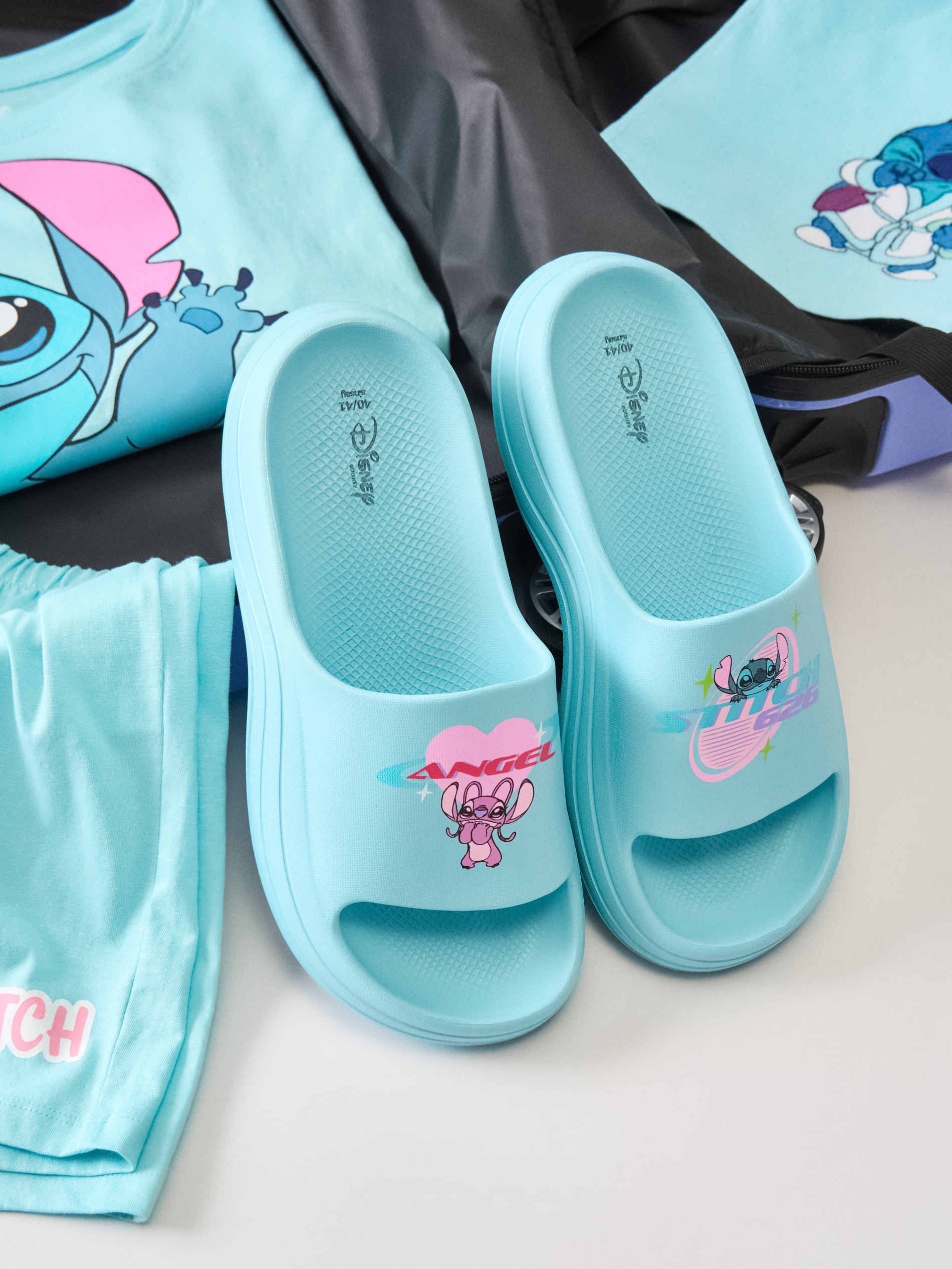 Klapki na grubej podeszwie Stitch