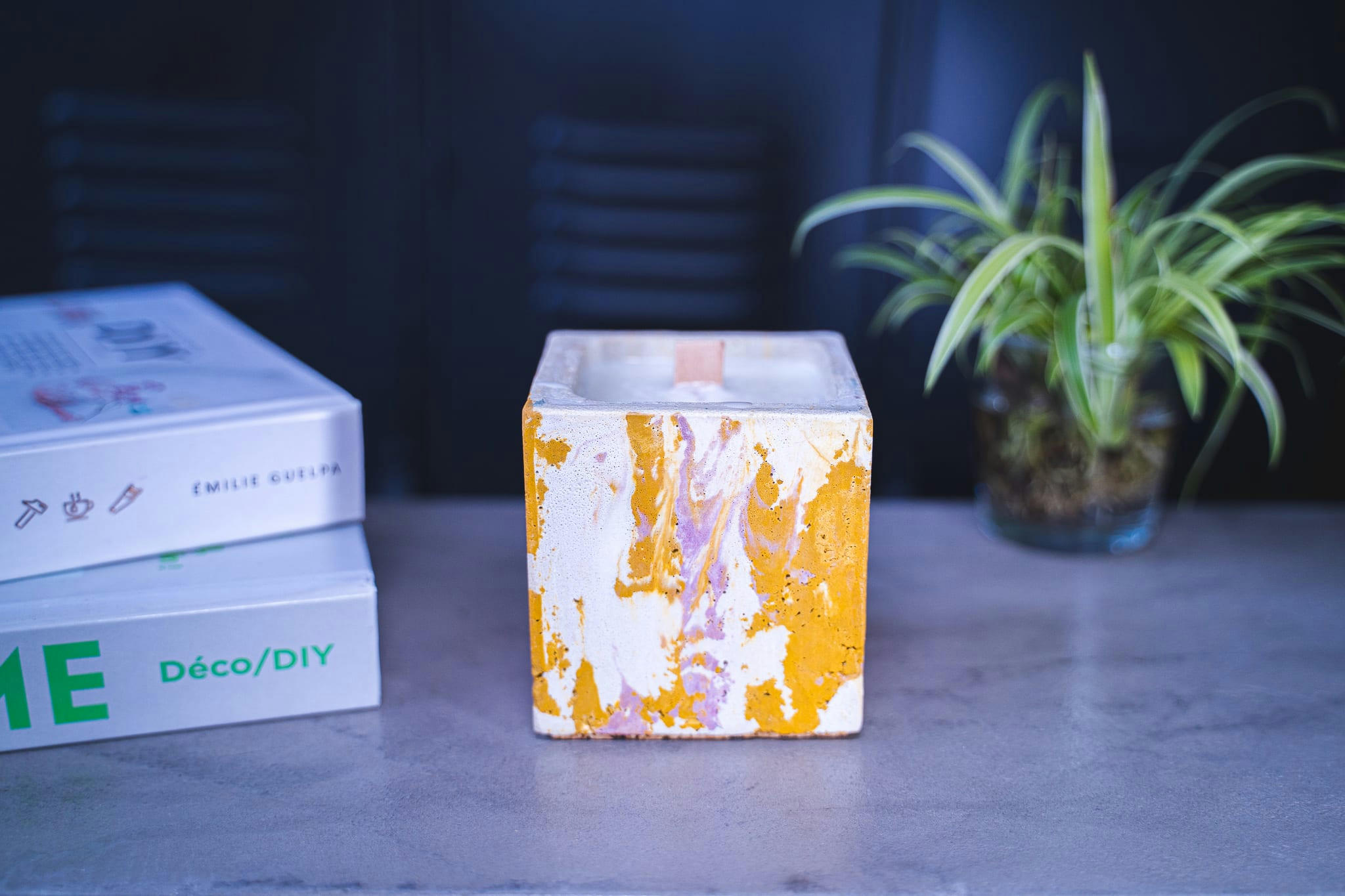 COTON - Bougie en béton coloré marbré rose et jaune fleur de coton