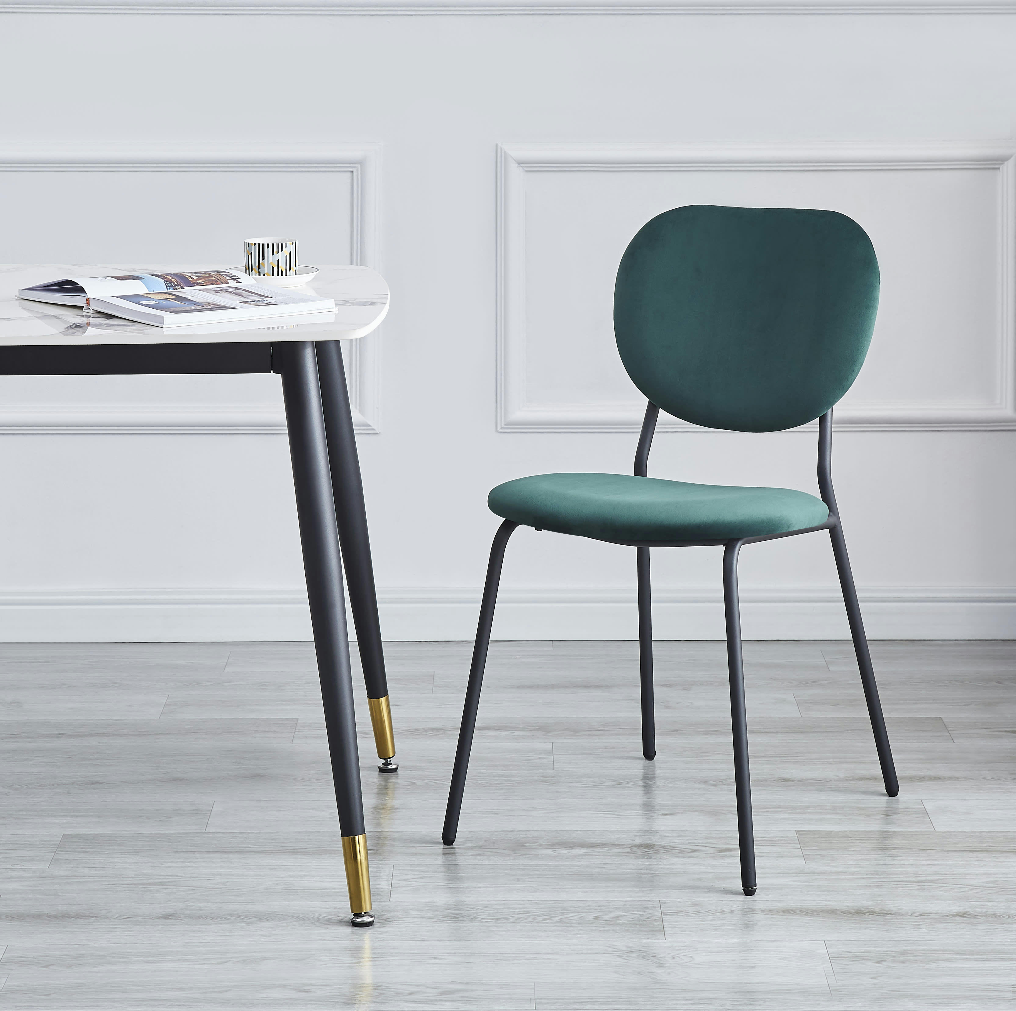 - Lot de 2 chaises scandinaves en métal et velours vert