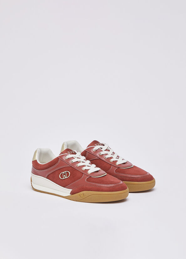 Sneakers in suede