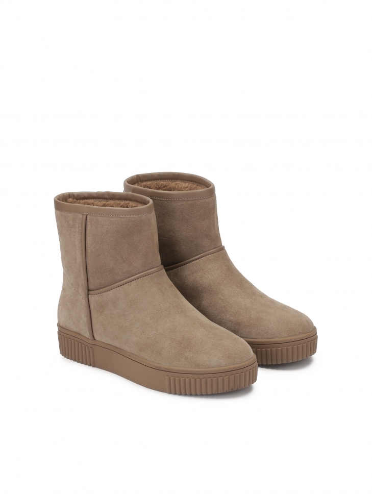 Minimalist suede snow boots