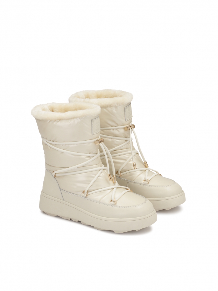 Ladies' lace-up snow boots with stylish soles