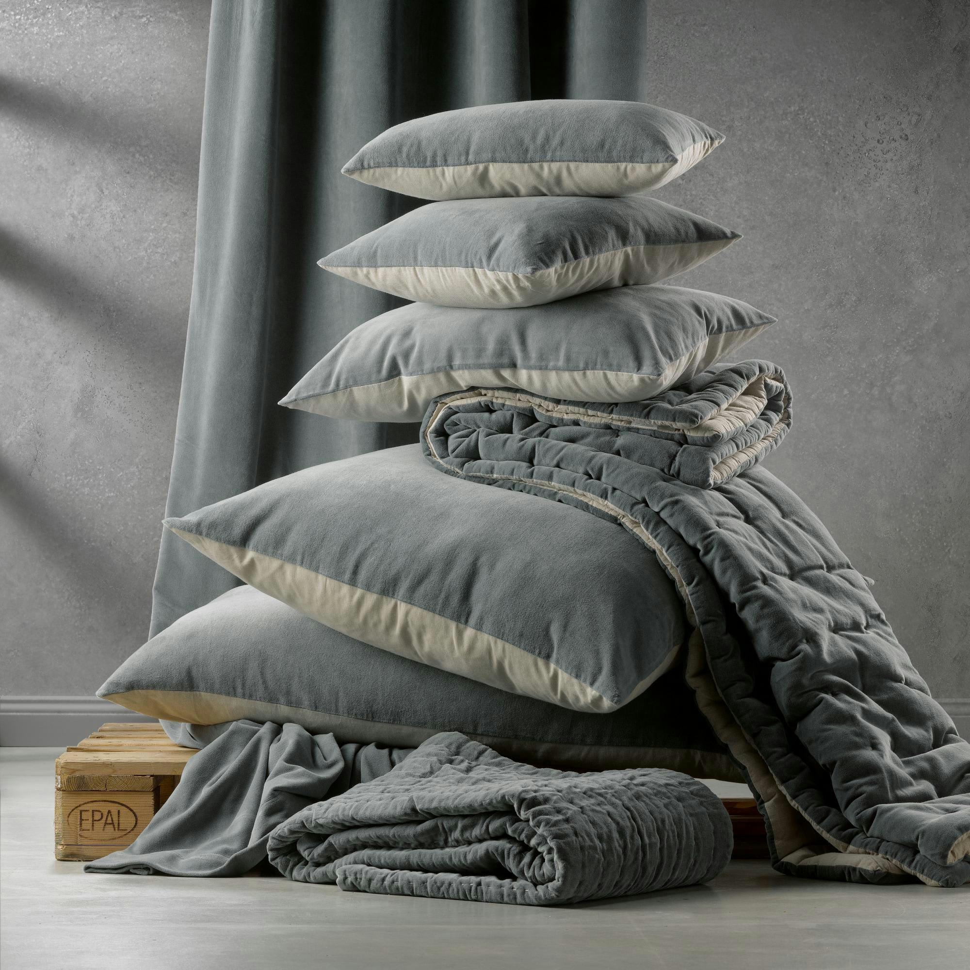 ELISE - Coussin uni  en coton absynthe 40 x 65