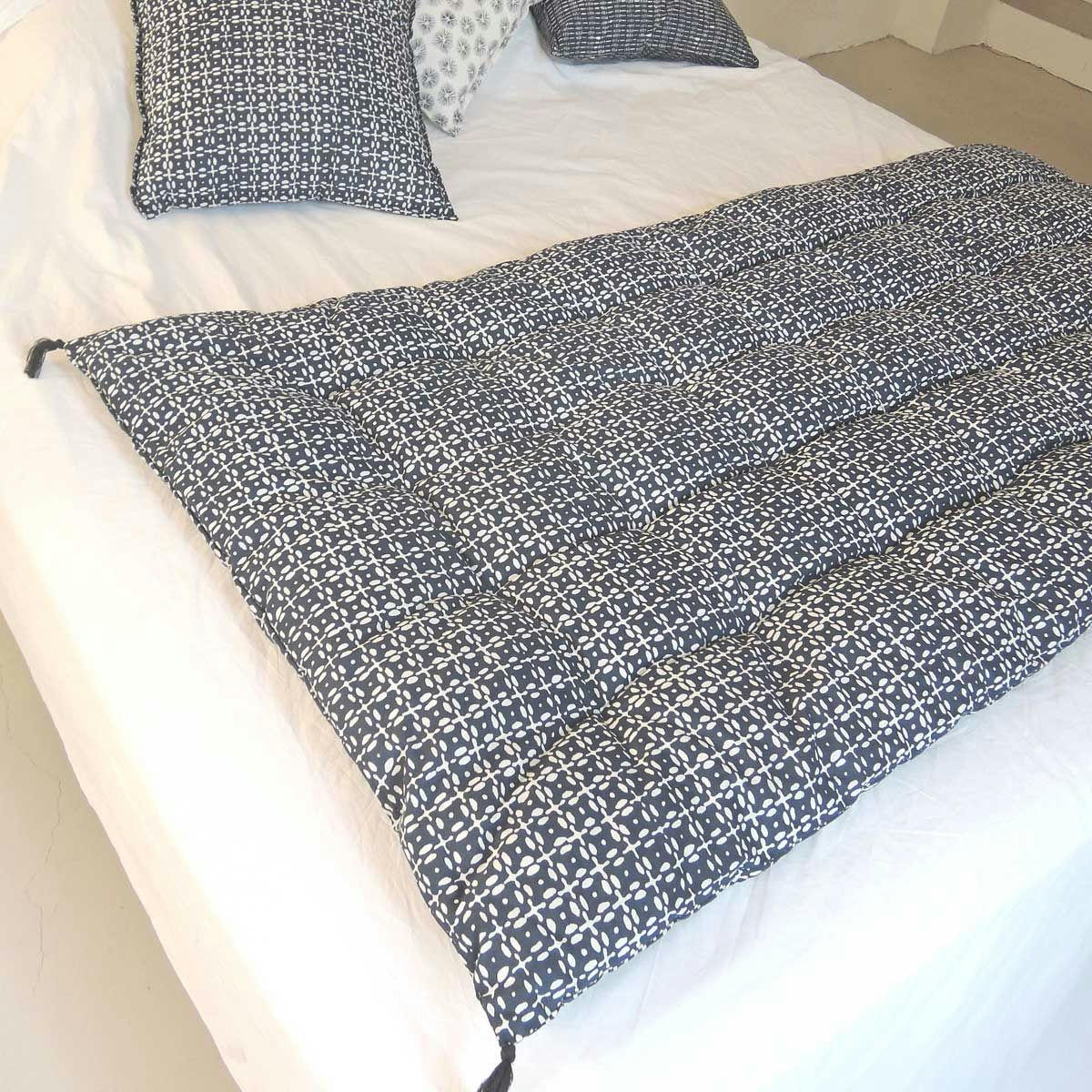 TESSA - Edredon sur-matelas en coton imprimé block print blanc sur fond bleu