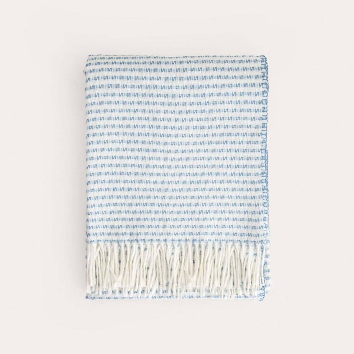 Koc SORBO z frędzlami i strukturalnym błękitnym wzorem 150x200cm