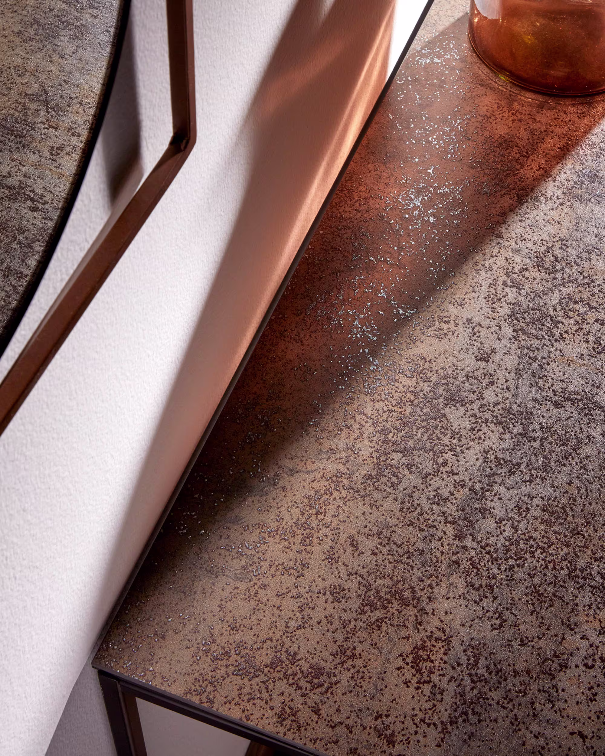 Mesa auxiliar Rewena sobre porcelánico marrón y patas de acero acabado negro 45 x 30 cm