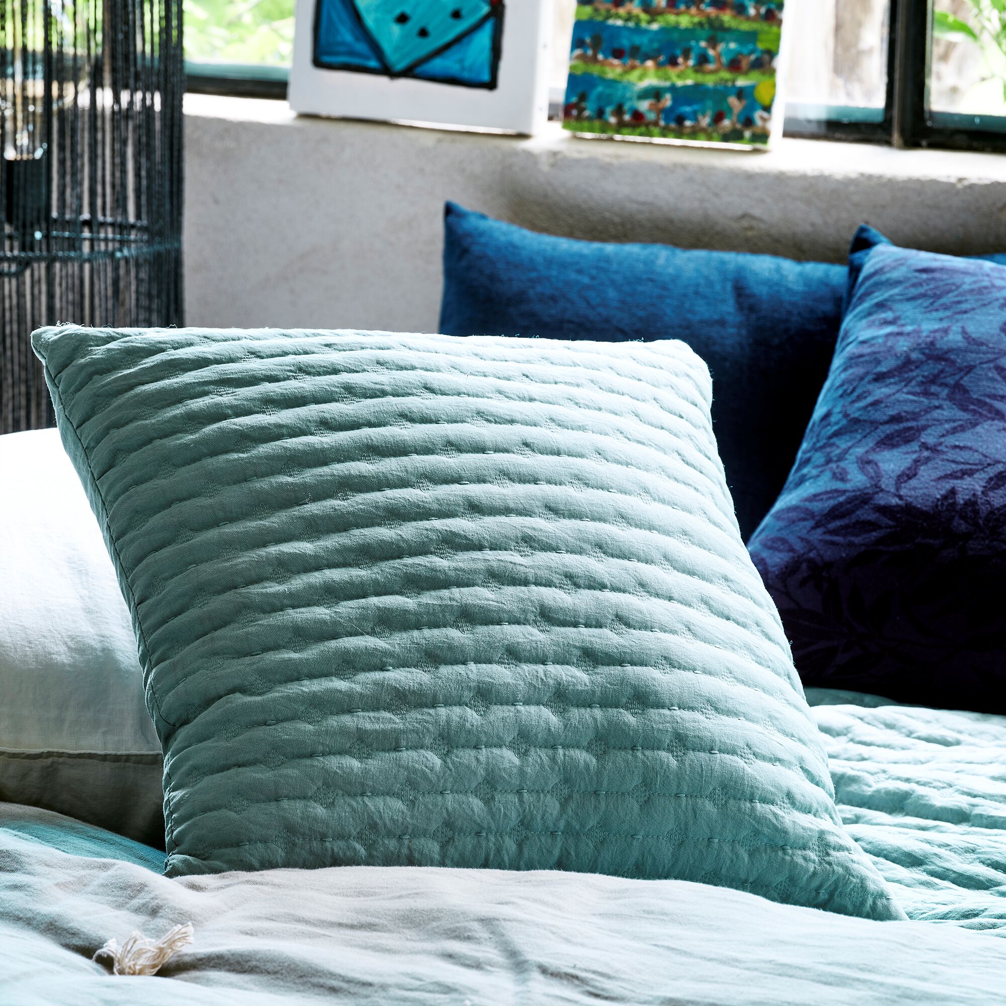BENITO - Coussin en tissu surpiqué 45x45cm - bleu calaluna