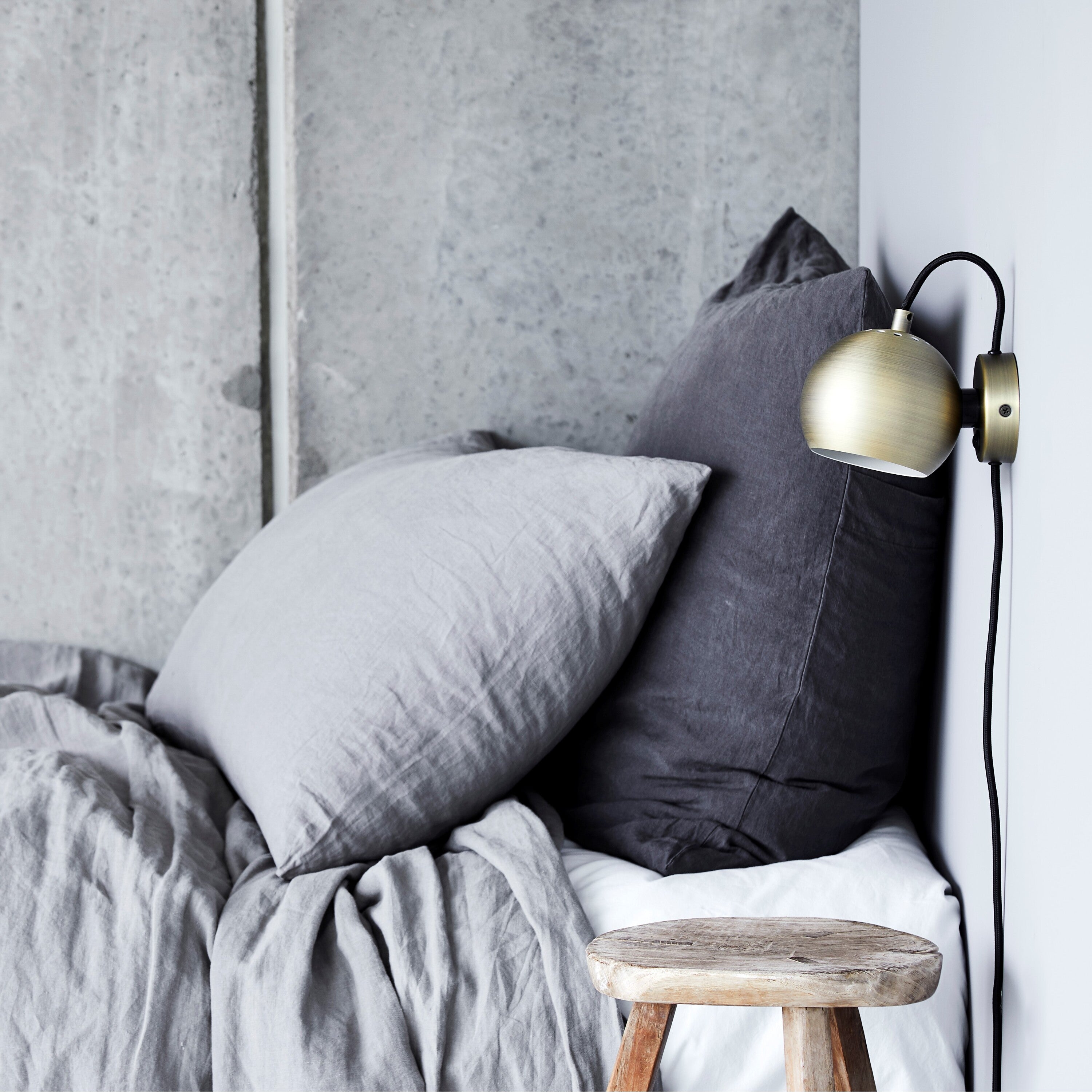 Frandsen Ball Magnet Wandlamp Donkergrijs