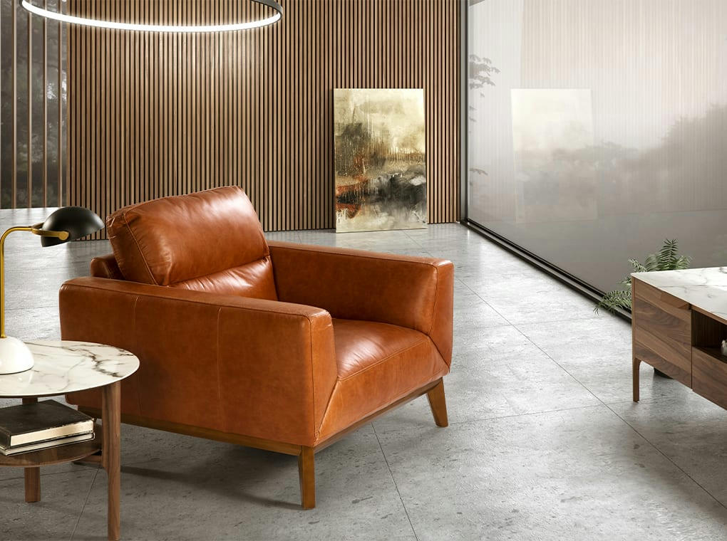 - Fauteuil en cuir brun et pieds en bois