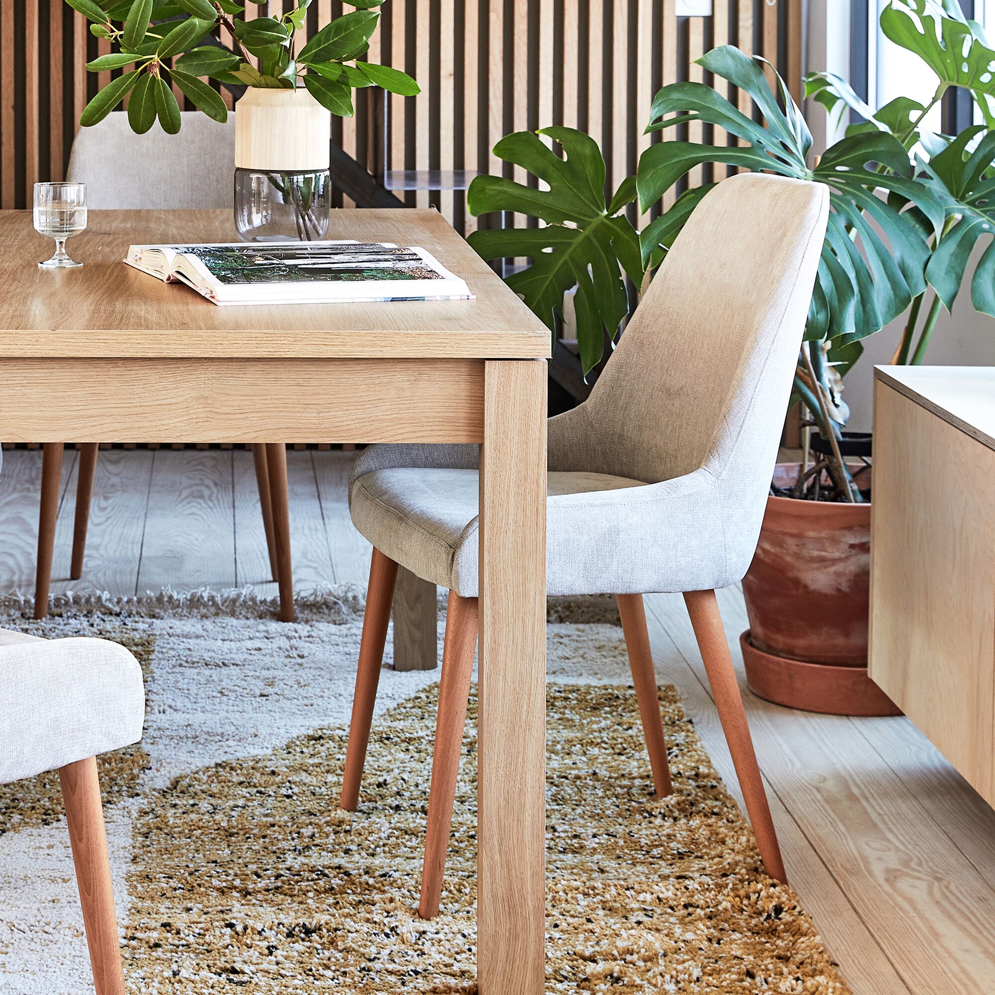 LIVNO - Chaise en tissu effet velours et piètement naturel - beige