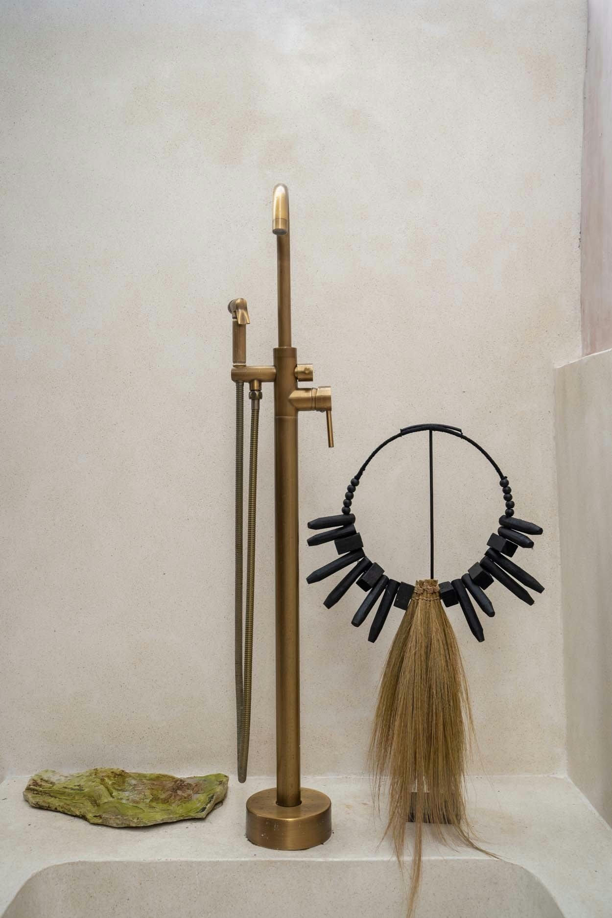 RAYUNG WOOD - Figurine en bois et raffia sur socle métallique