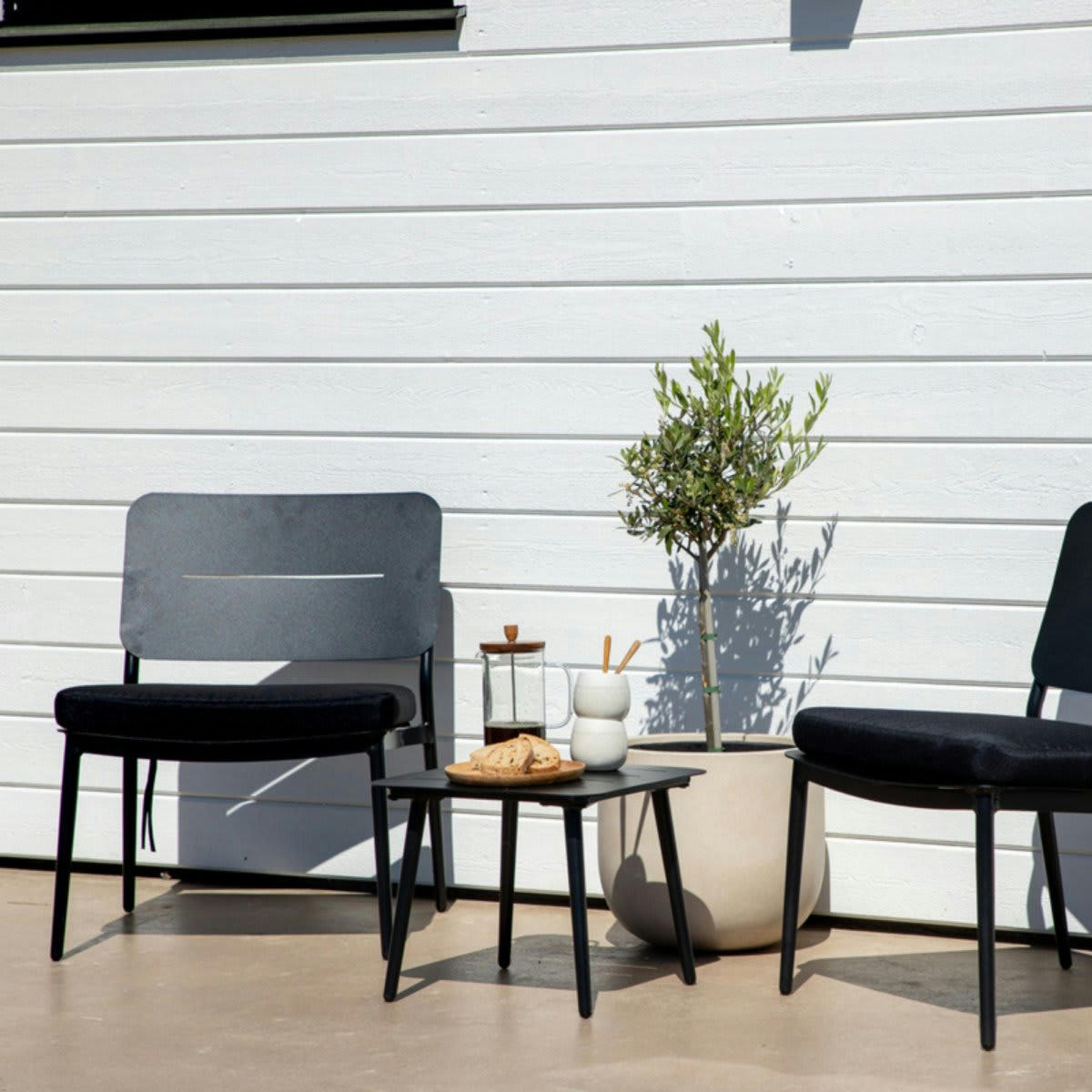 KRABI - Fauteuil extérieur en métal noir avec coussin