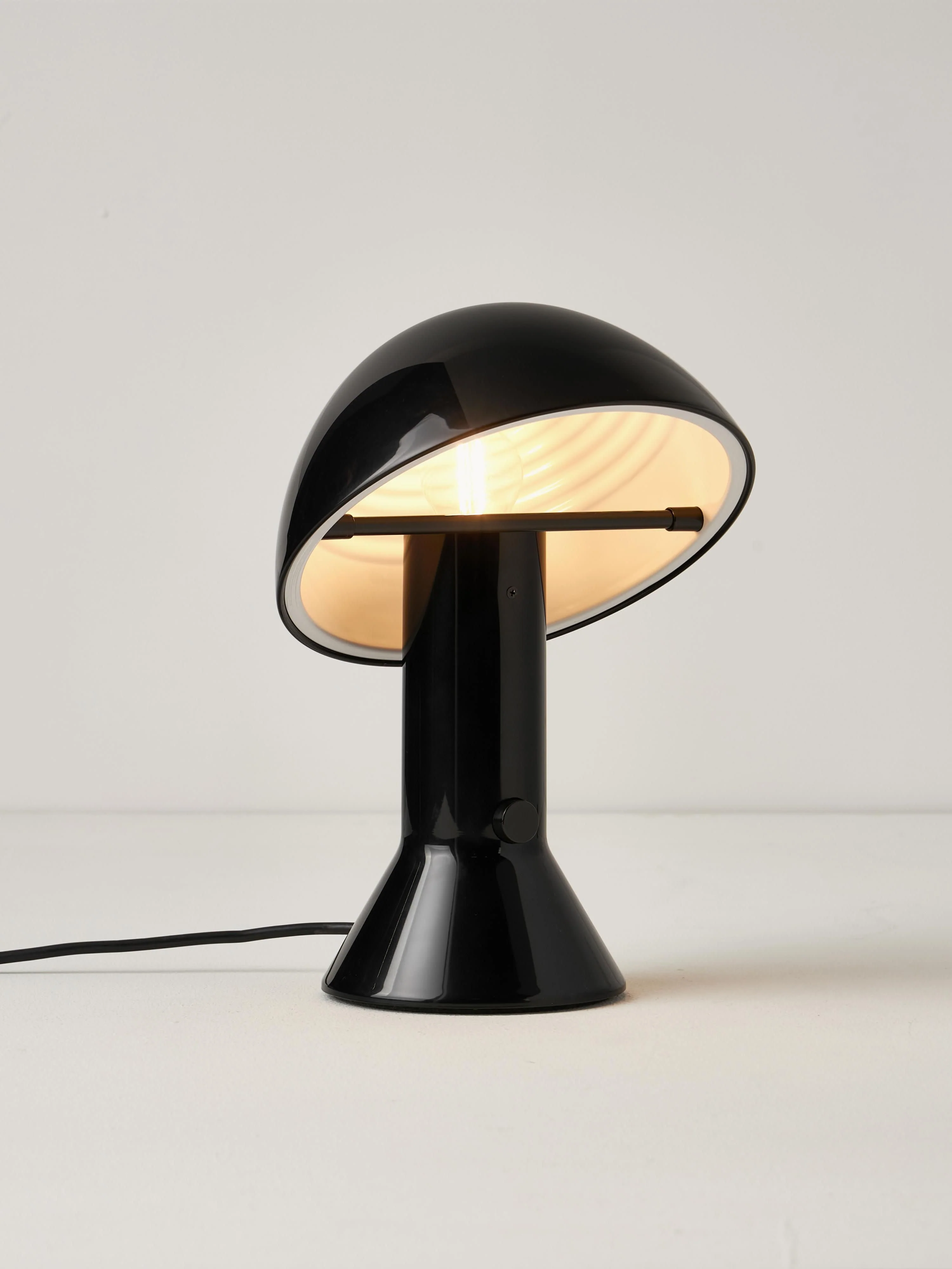 Kleine Tischlampe Elmetto mit verstellbarem Lampenschirm