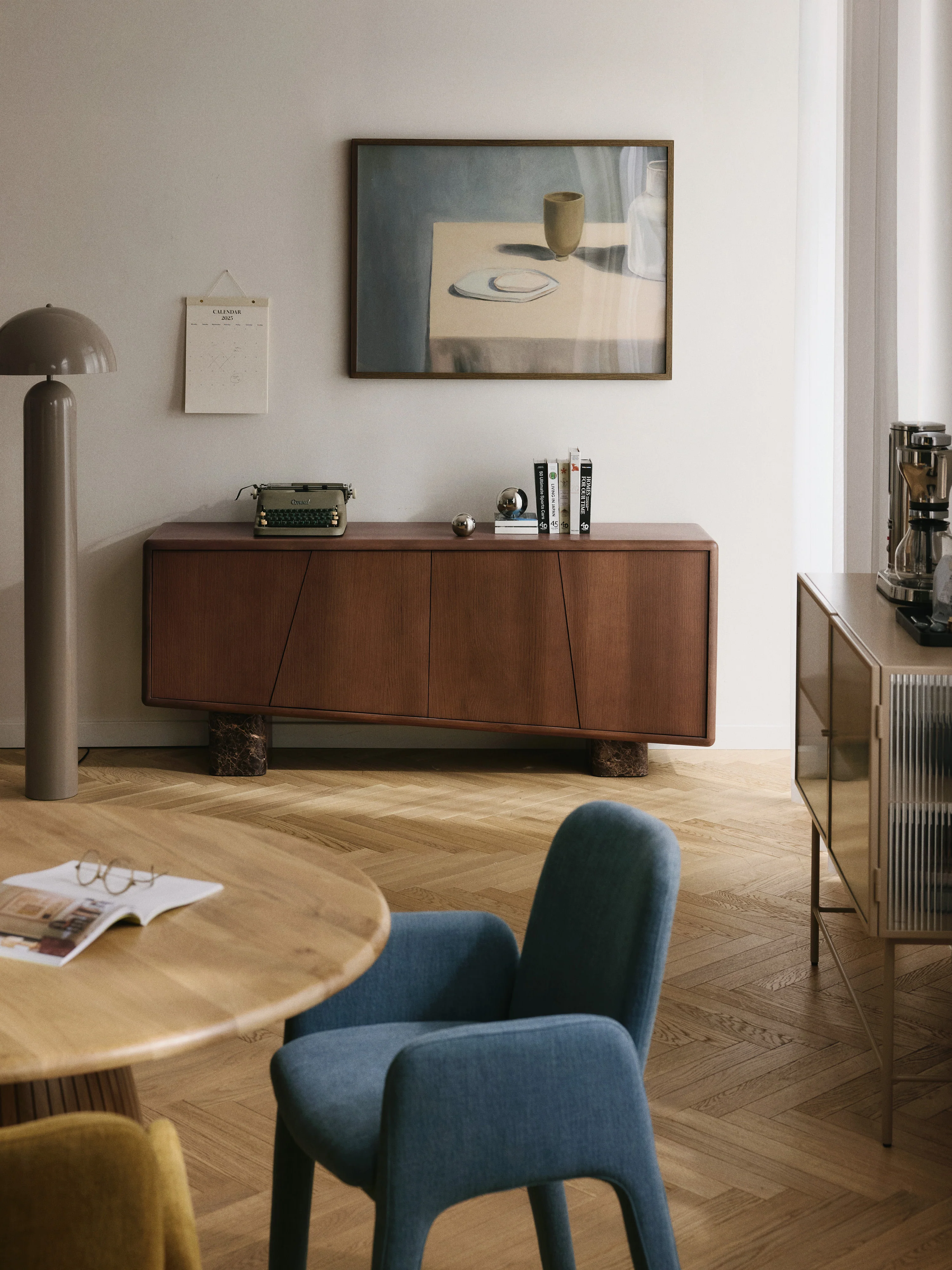 Holz-Sideboard Tundra mit Emperador-Marmorbeinen