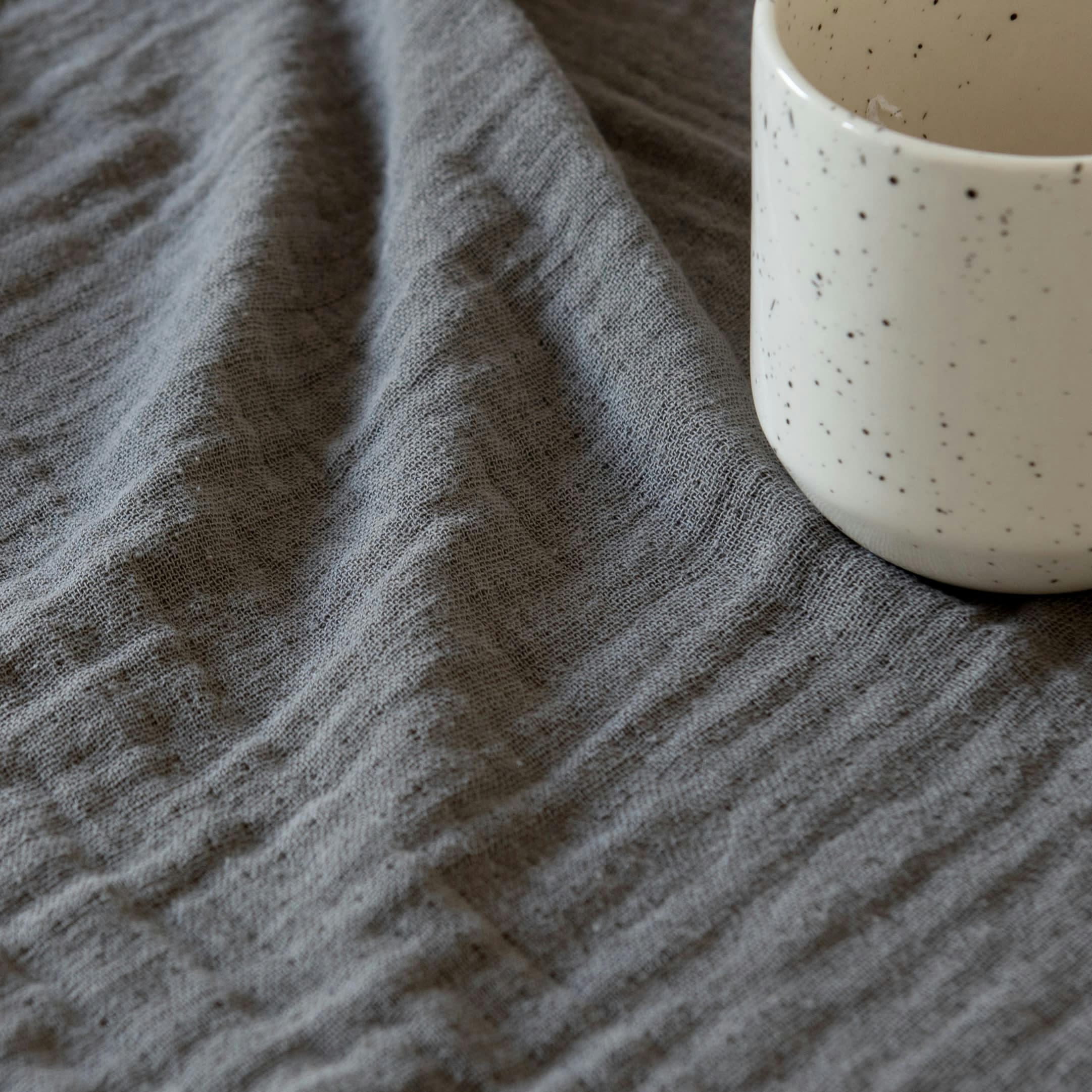 SAPARI - Nappe en gaze de coton gris anthracite à franges 140x250