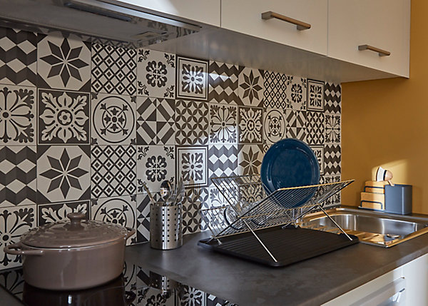 Crédence de cuisine GoodHome carreaux de ciment gris l. 180 cm x H. 60 cm x Ep. 3 mm